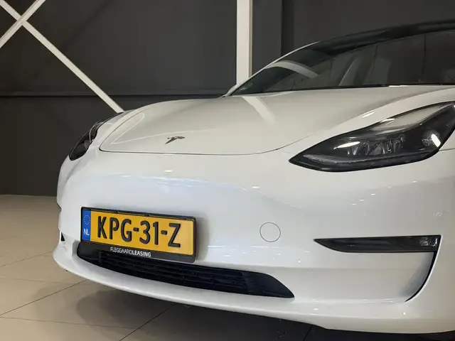 Tesla Model 3 view 9
