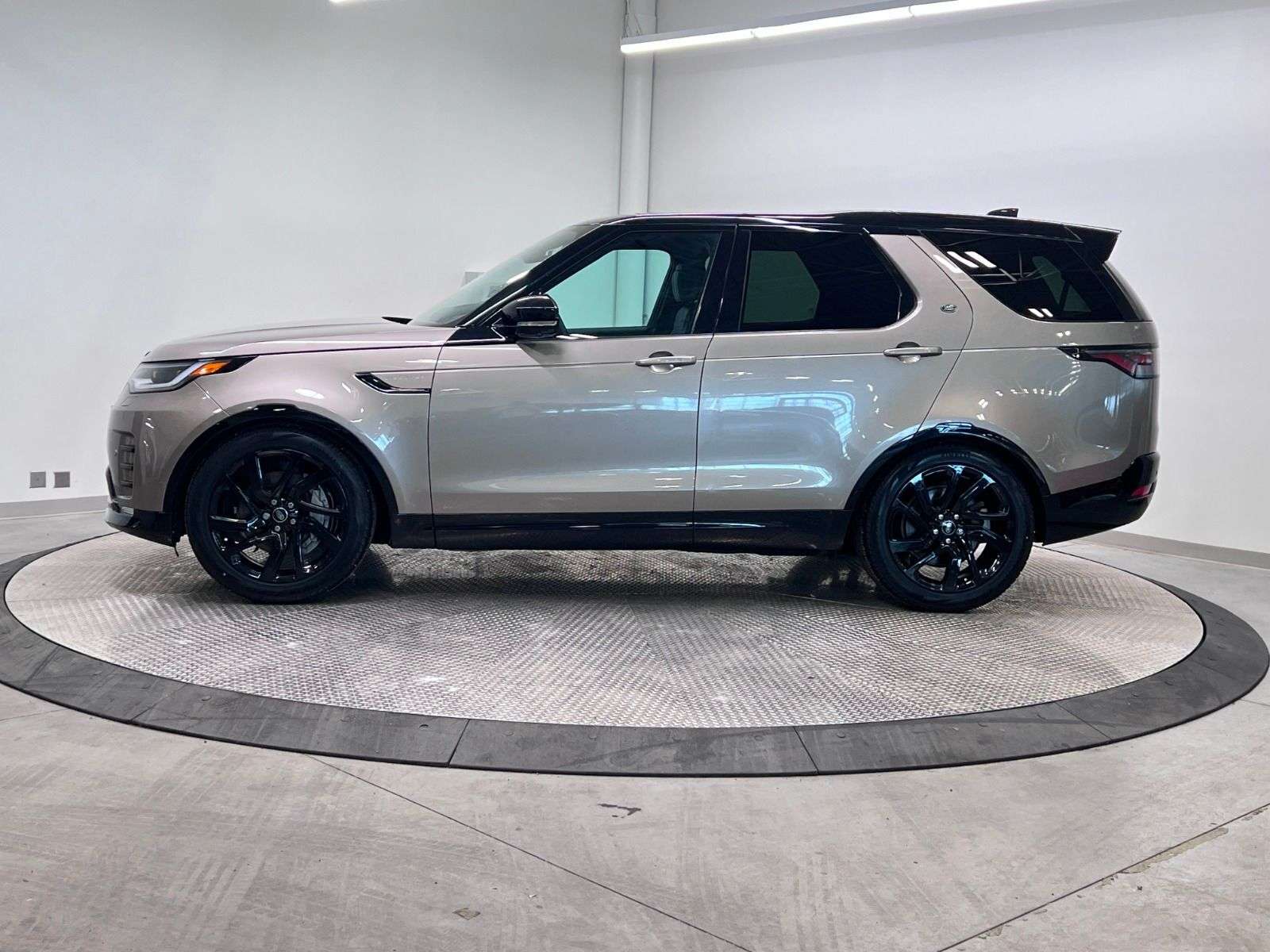 2023 Land Rover Discovery R-DYNAMIC S | P300 alt 3