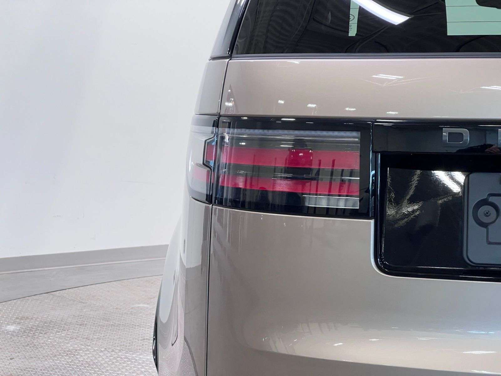 2023 Land Rover Discovery R-DYNAMIC S | P300 thumb 15