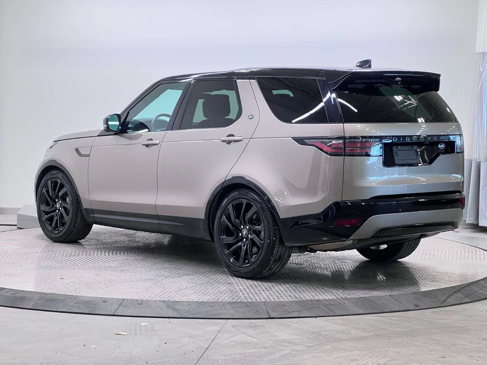 2023 Land Rover Discovery R-DYNAMIC S | P300 alt 4