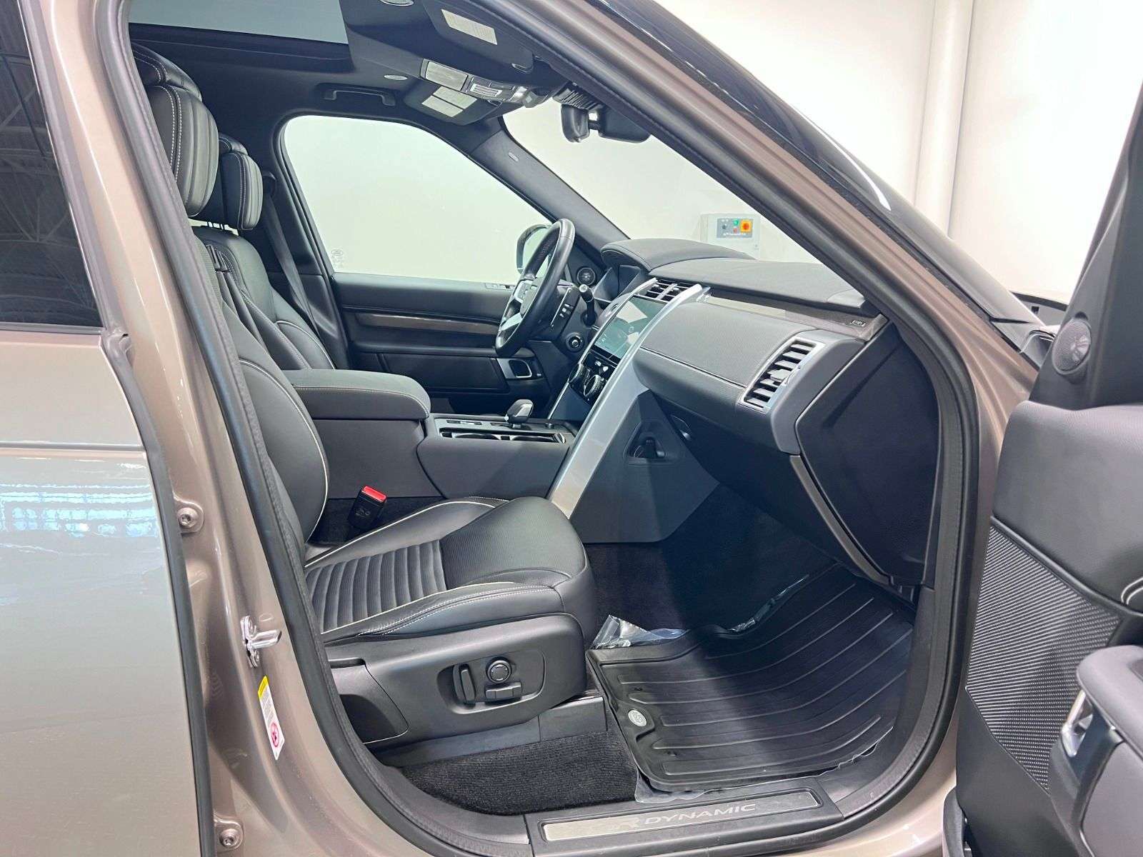 2023 Land Rover Discovery R-DYNAMIC S | P300 thumb 6