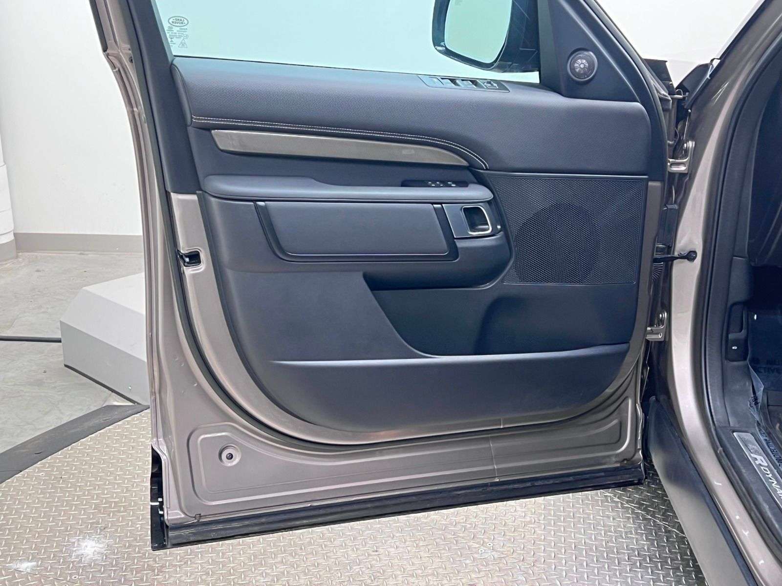 2023 Land Rover Discovery R-DYNAMIC S | P300 thumb 29