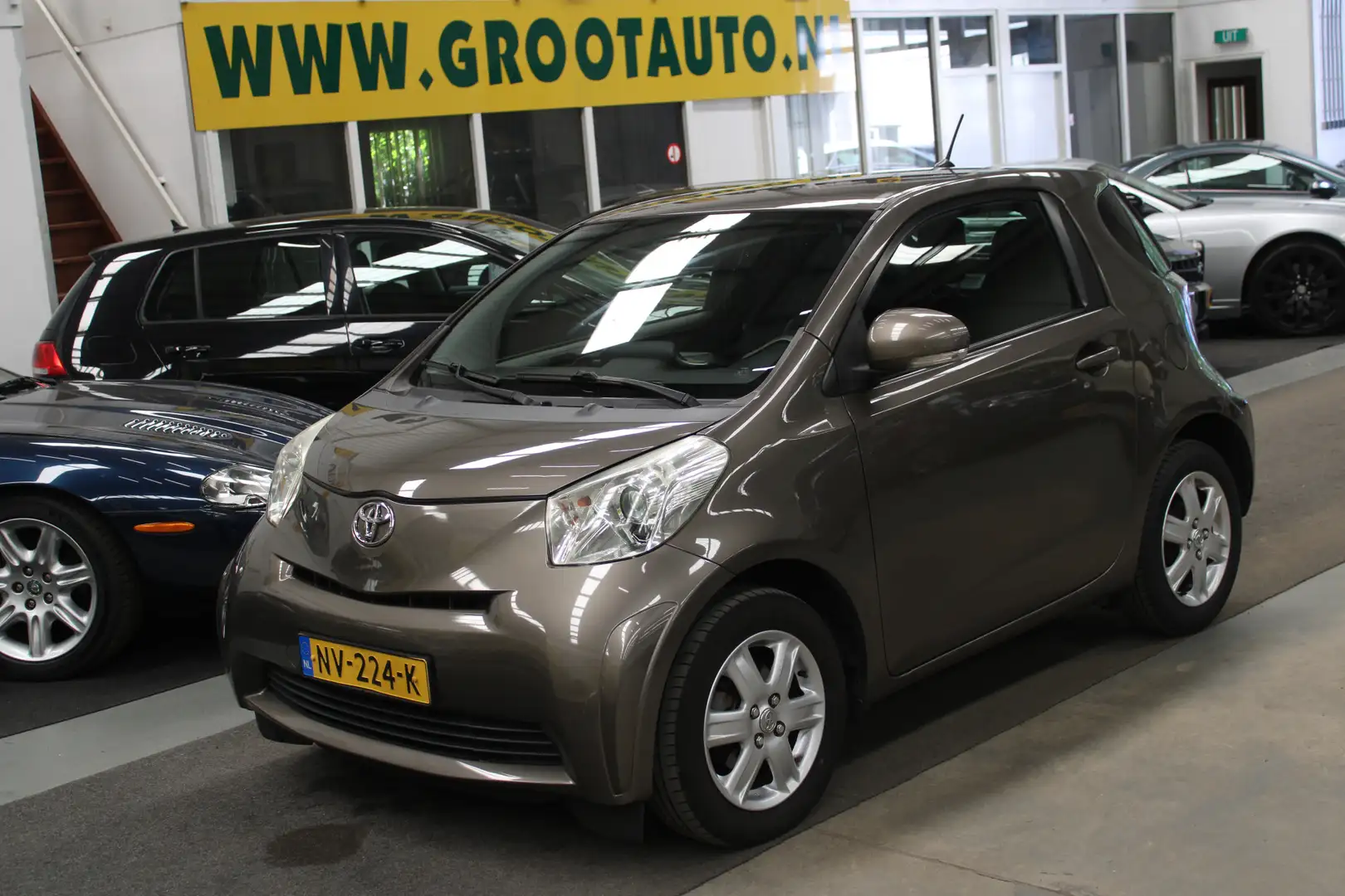 Toyota iQ 1.0 VVTi Aspiration Airco, Isofix, Stuurbekrachtig Marrone - 1