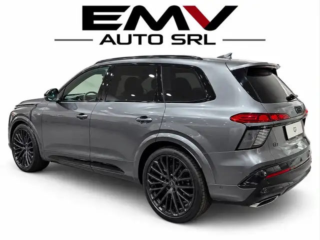 Audi Q7 view 9