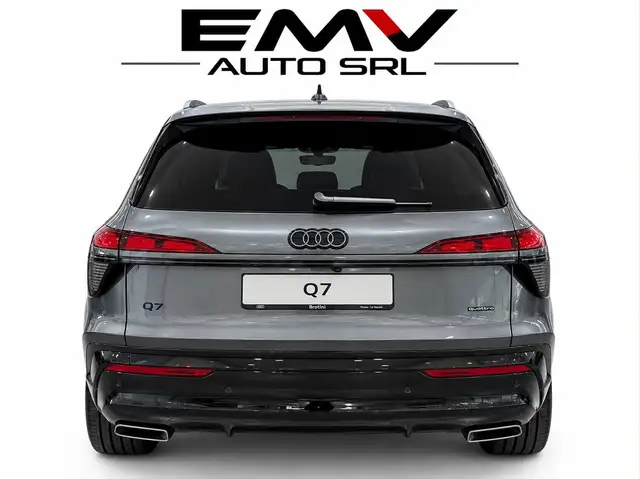 Audi Q7 view 8