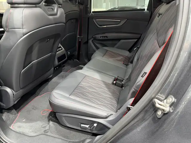 Audi Q7 view 6
