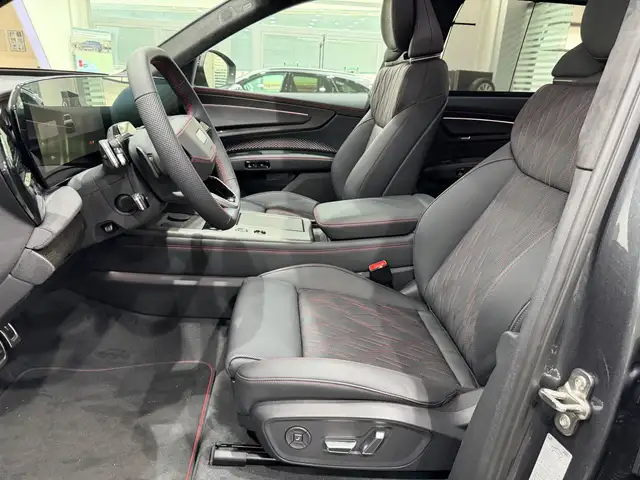 Audi Q7 view 4