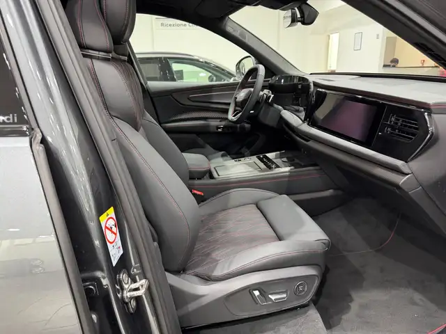Audi Q7 view 5