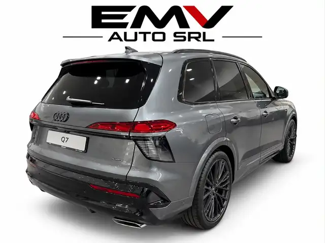 Audi Q7 view 7