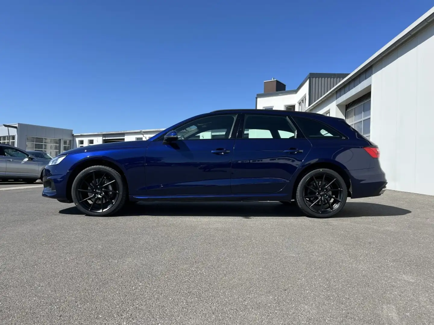 Audi A4 Avant 40 2.0 TDI S-Line Optik advanced 175€ m. 2 Blau - 2