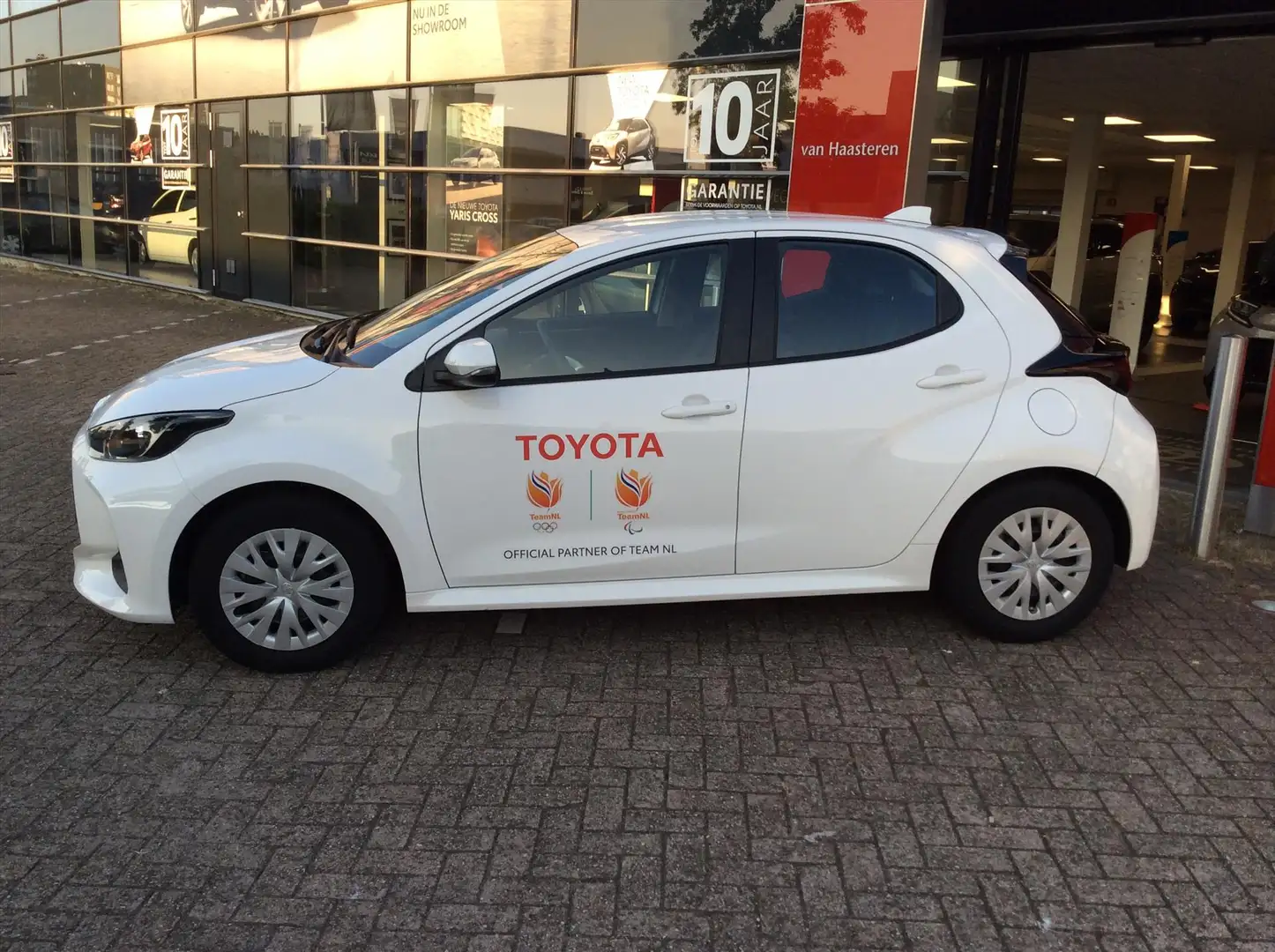Toyota Yaris 1.5 Hybrid 116pk CVT Active Wit - 2