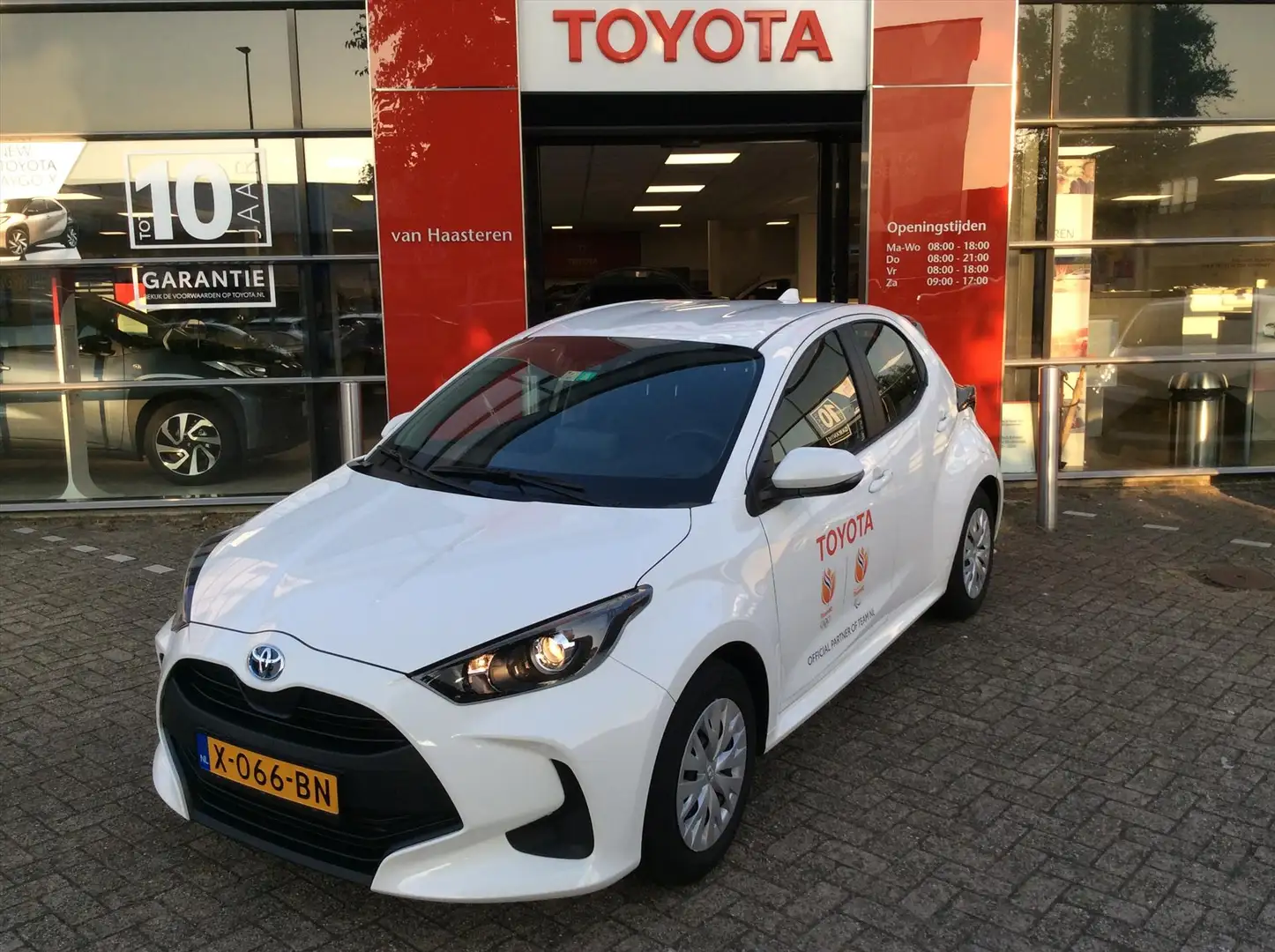 Toyota Yaris 1.5 Hybrid 116pk CVT Active Wit - 1