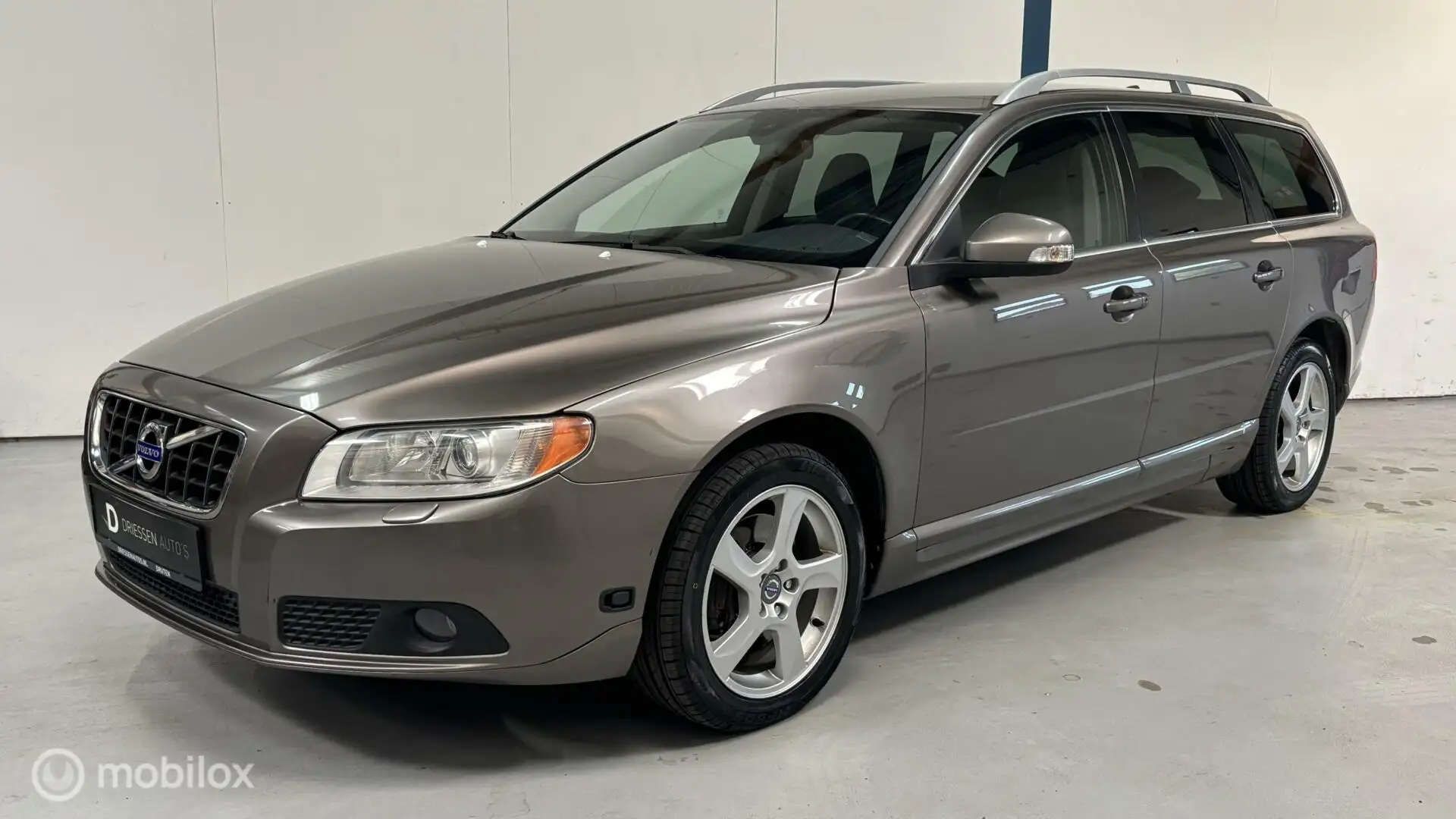 Volvo V70 2.5FT Summum AUTOMAAT / LEER Beige - 1