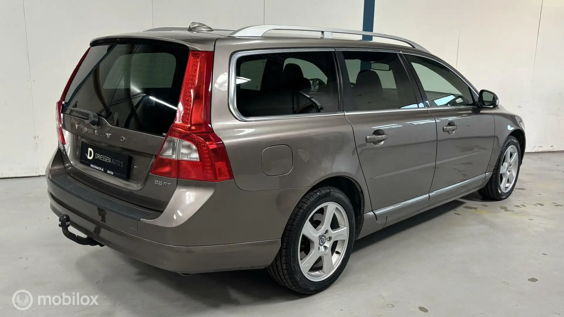 Volvo V70 2.5FT Summum AUTOMAAT / LEER Beige - 2