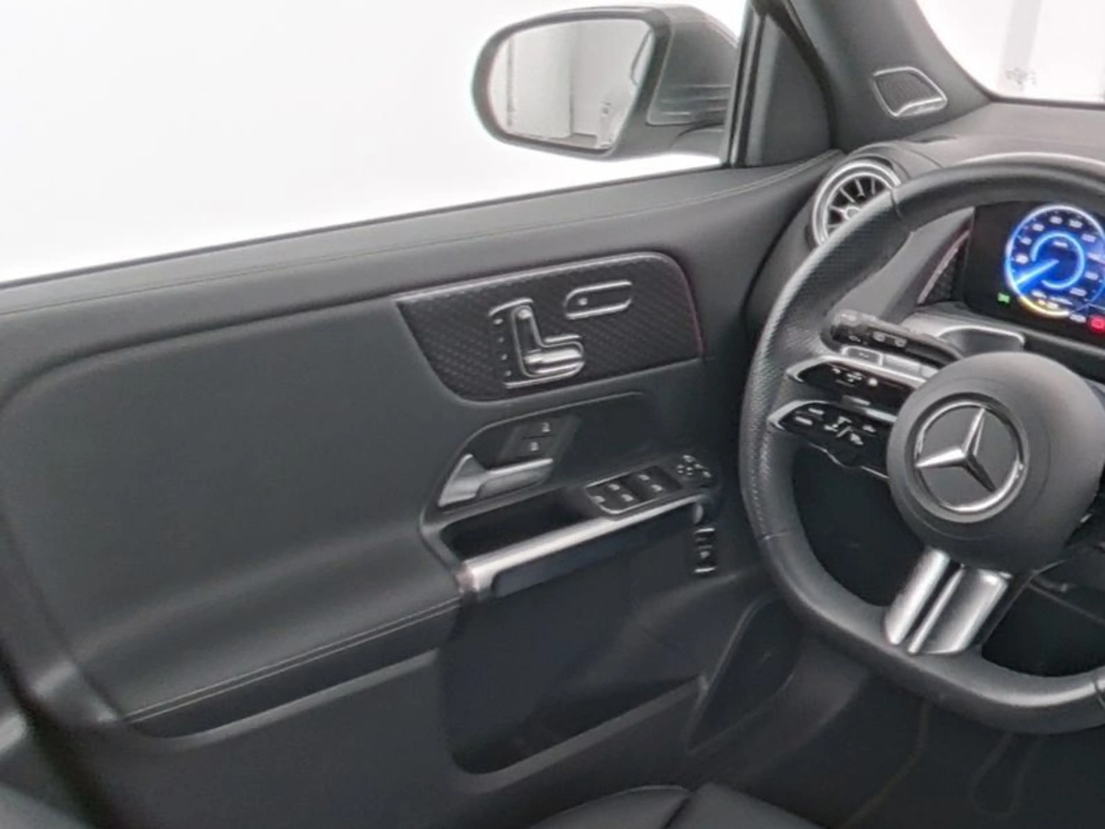 Mercedes-Benz EQB 350 4M AMG-PREMIUM LEDER AHK PANO FAP MEMORY — photo 6