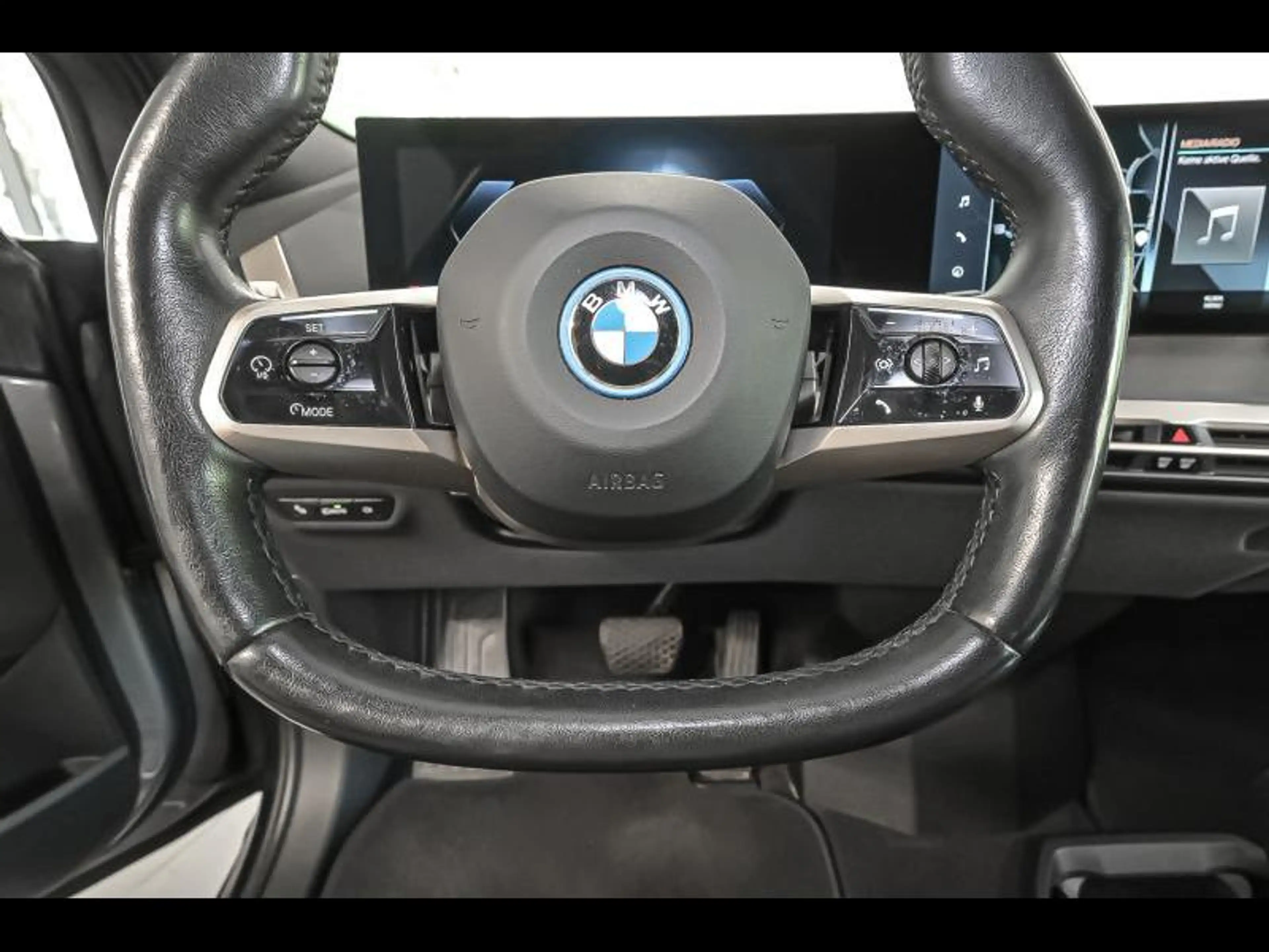 BMW iX xDrive50 - Sport — photo 9