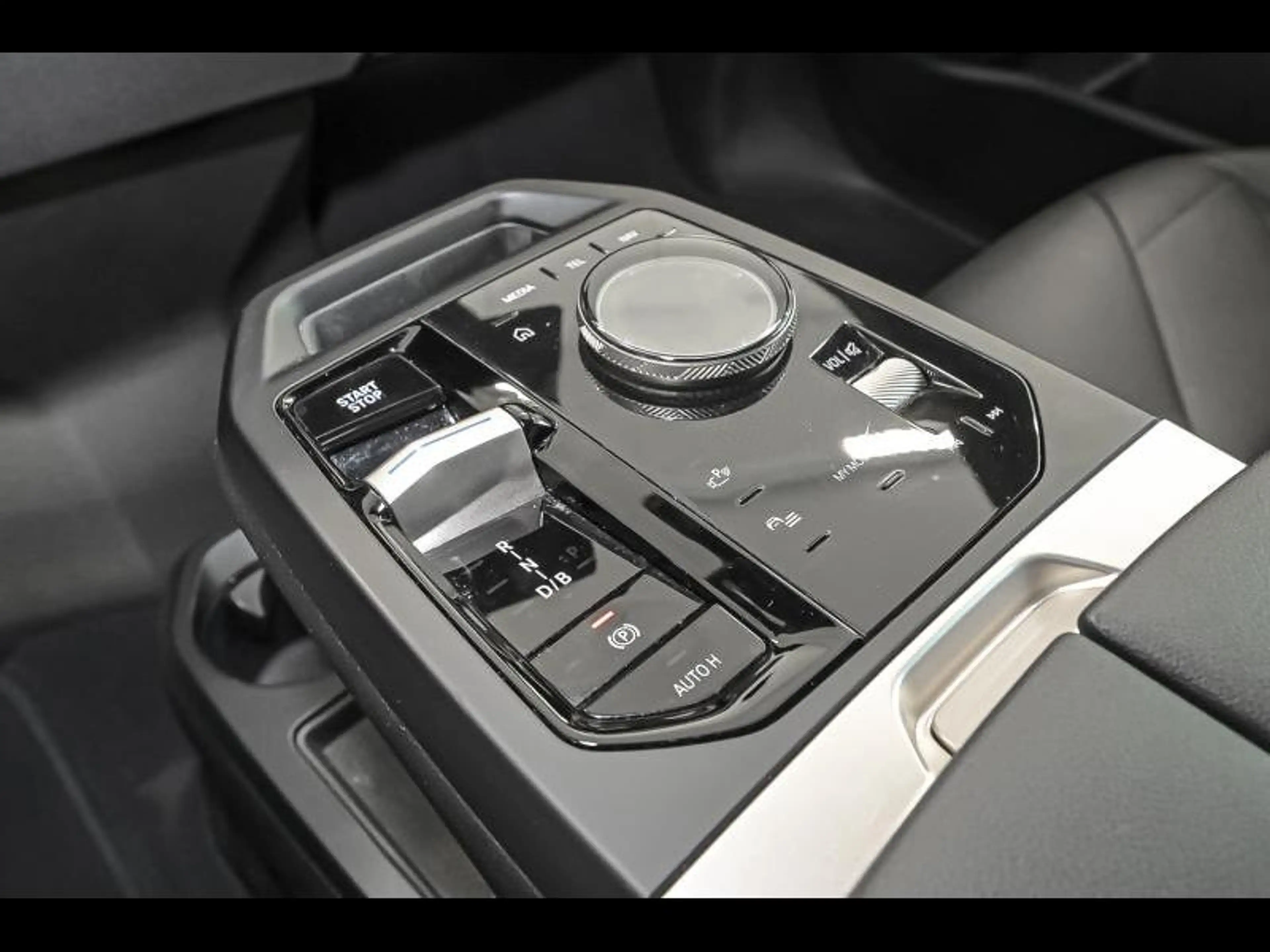 BMW iX xDrive50 - Sport — photo 11