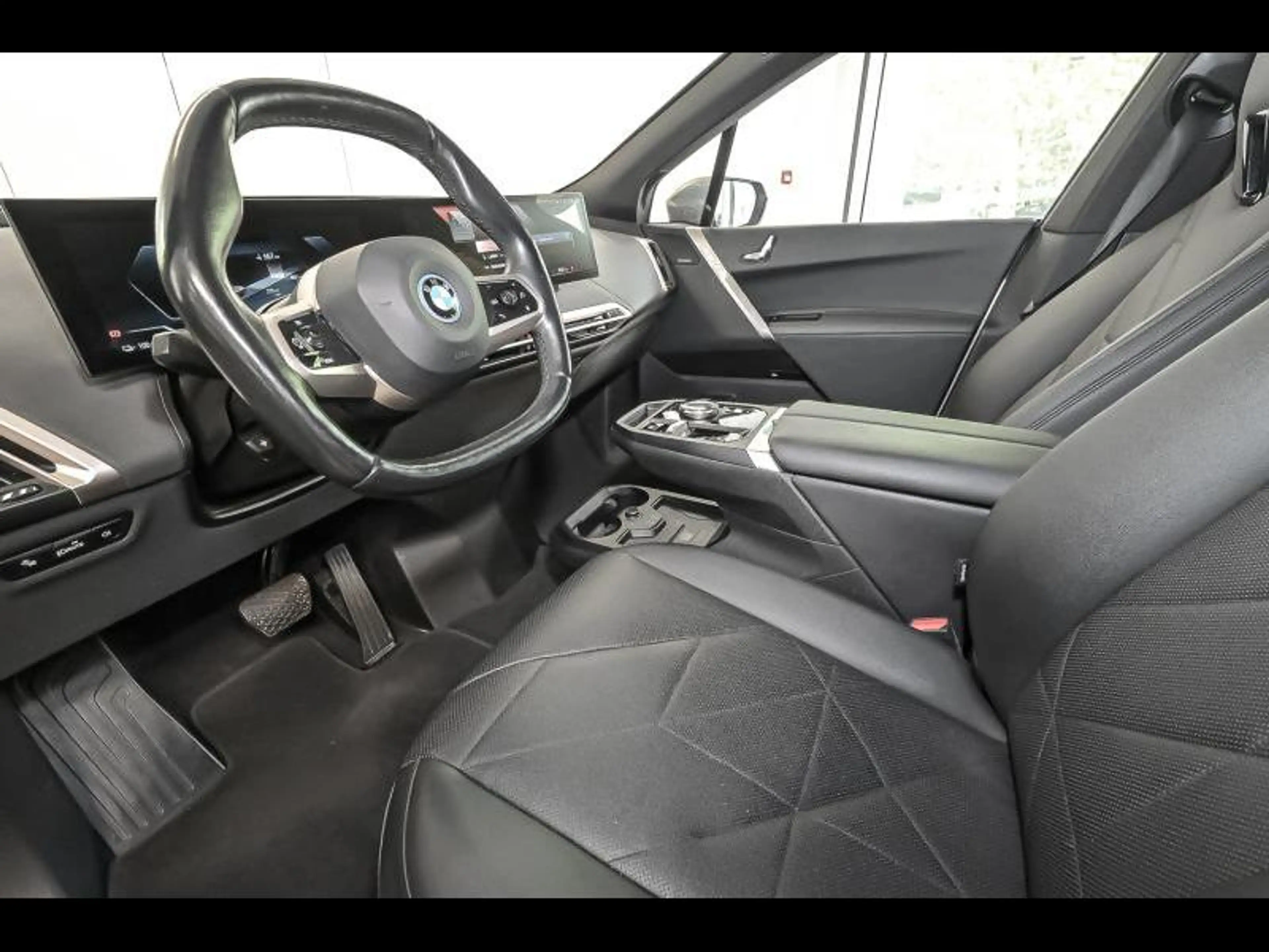 BMW iX xDrive50 - Sport — photo 6