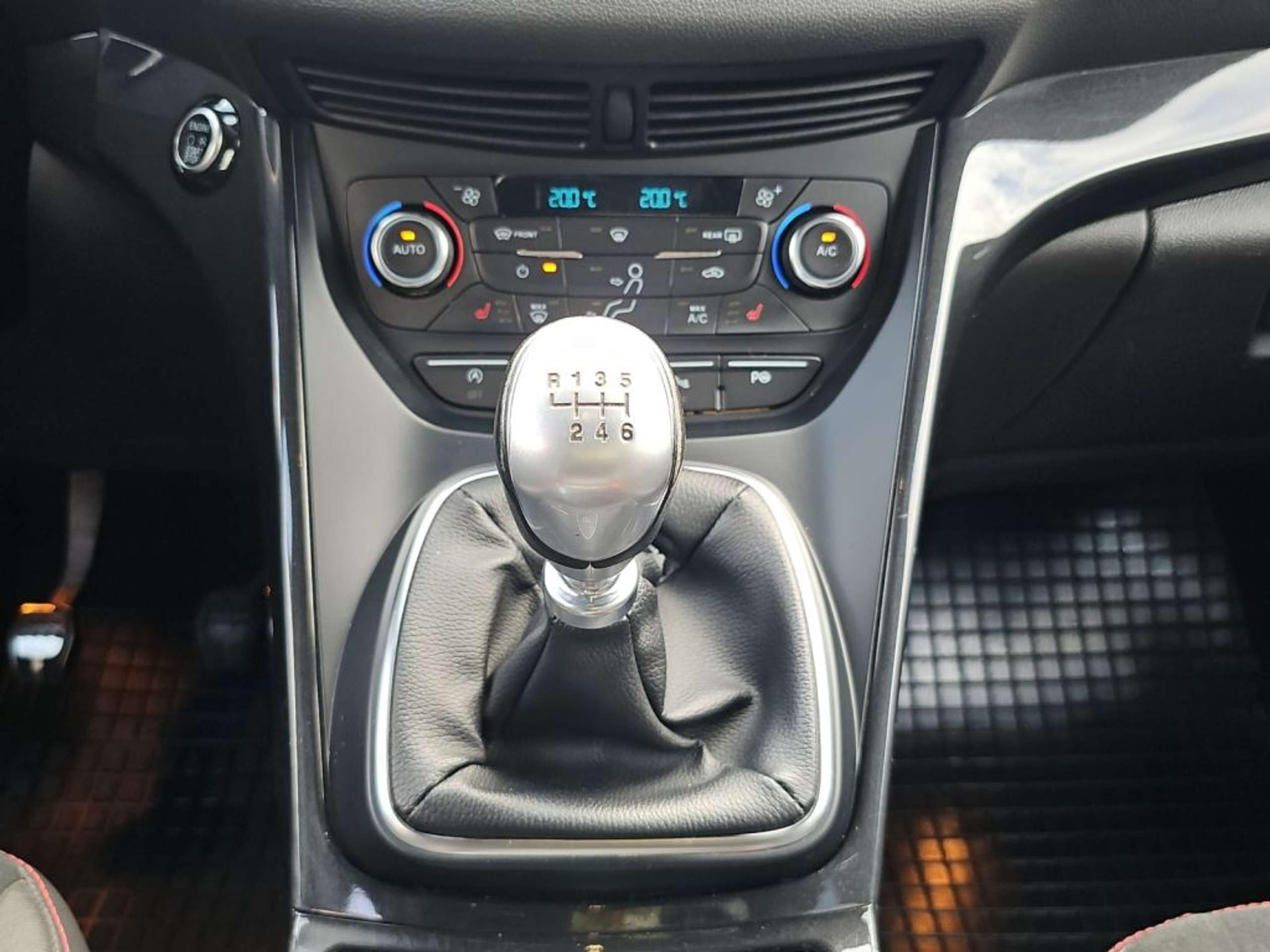 Fahrzeugabbildung Ford Kuga 1.5 EcoBoost 2x4 ST-Line *ACC*RFK*KEY-FREE* - mit KI generiert/bearbeitet