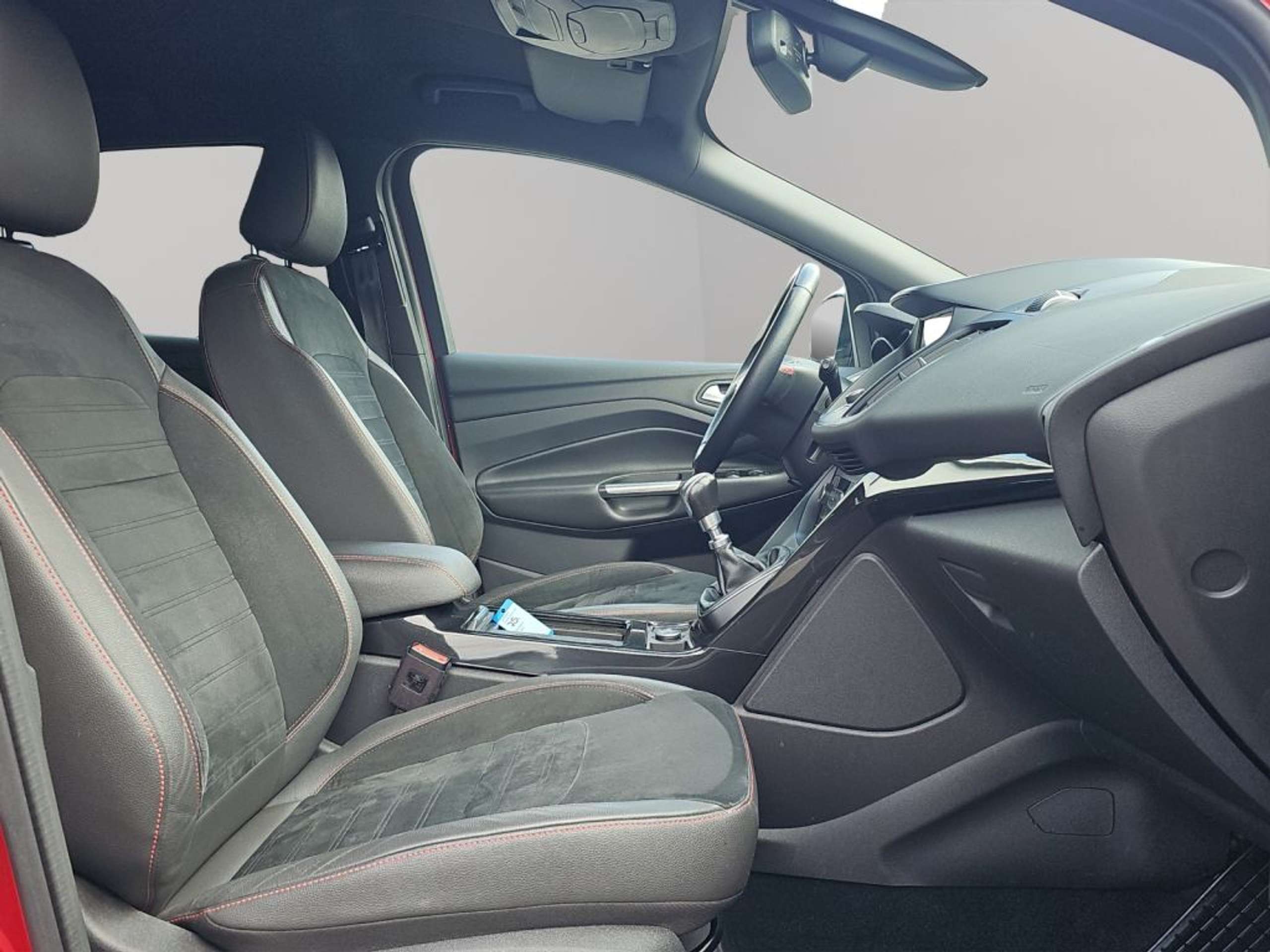 Fahrzeugabbildung Ford Kuga 1.5 EcoBoost 2x4 ST-Line *ACC*RFK*KEY-FREE* - mit KI generiert/bearbeitet