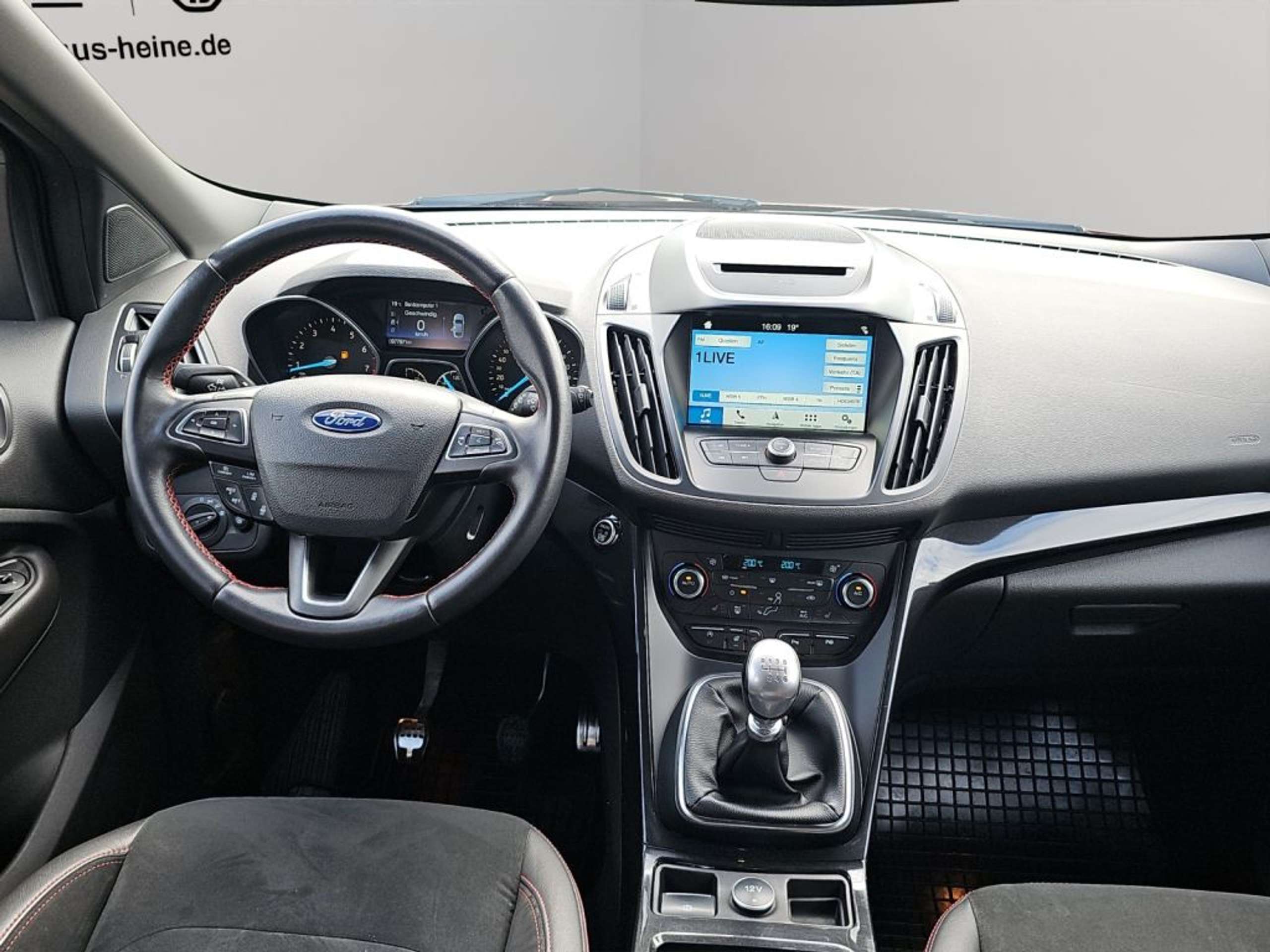 Fahrzeugabbildung Ford Kuga 1.5 EcoBoost 2x4 ST-Line *ACC*RFK*KEY-FREE* - mit KI generiert/bearbeitet