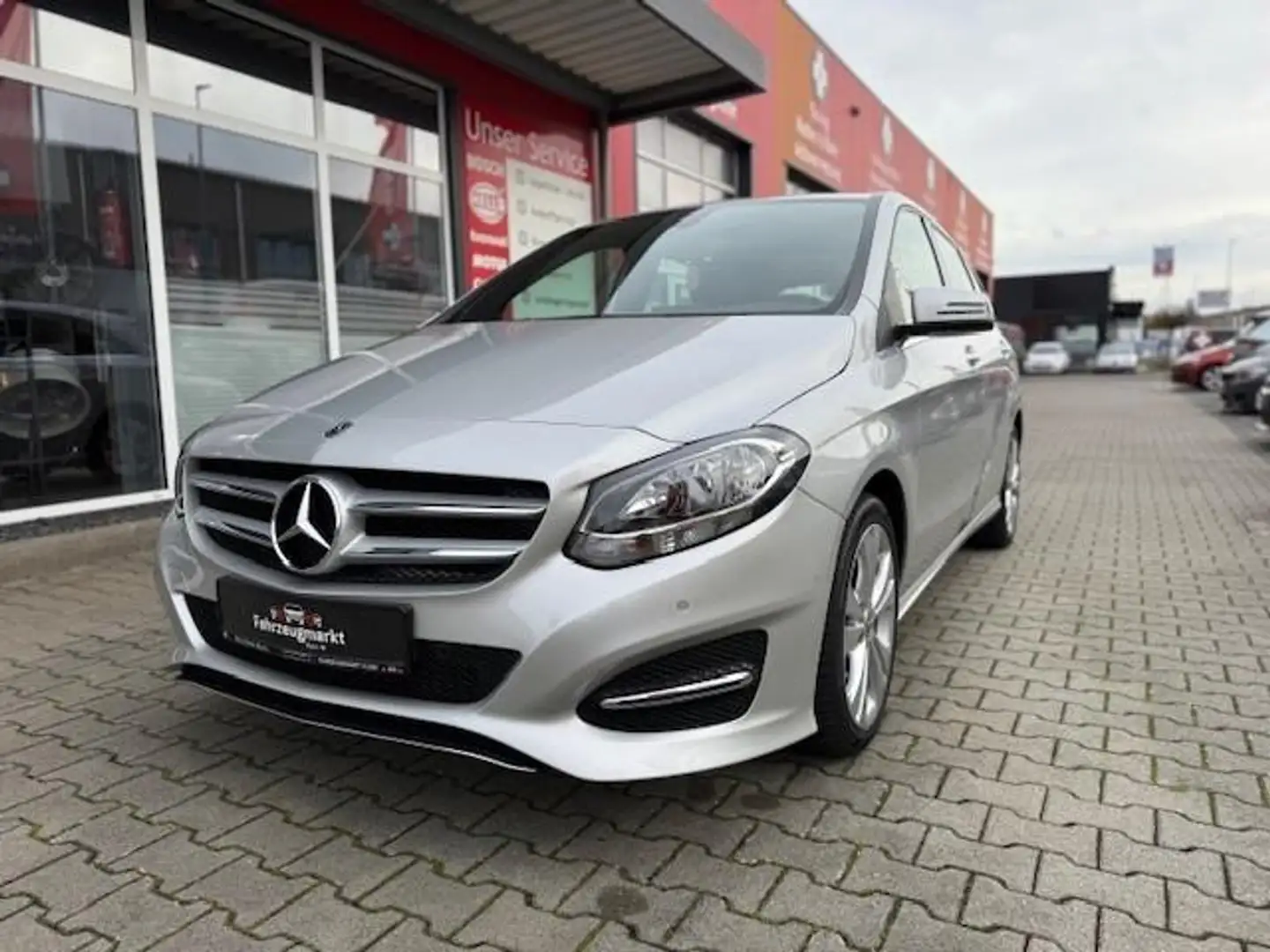 Mercedes-Benz B 180 1.6 KAT Urban Allwetterbereift Checkheft g Silber - 1