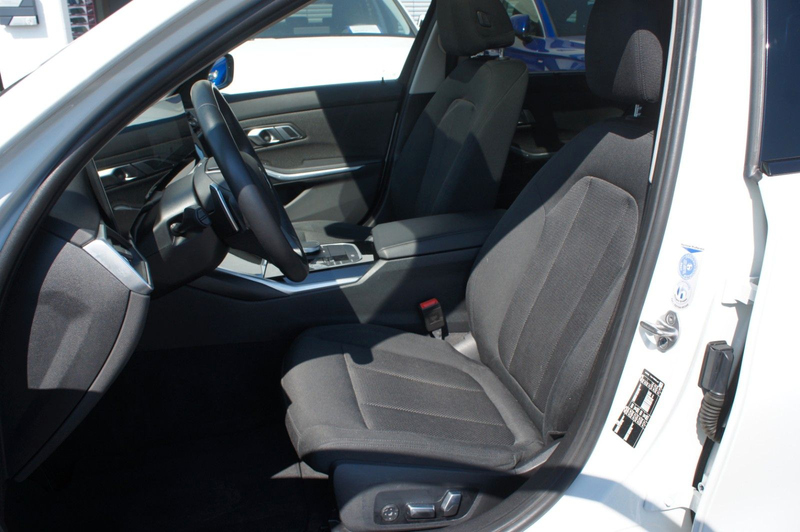 BMW 320 i Touring *ACC*HUD*PANO*LED*KAM*FACELIFT* — photo 12