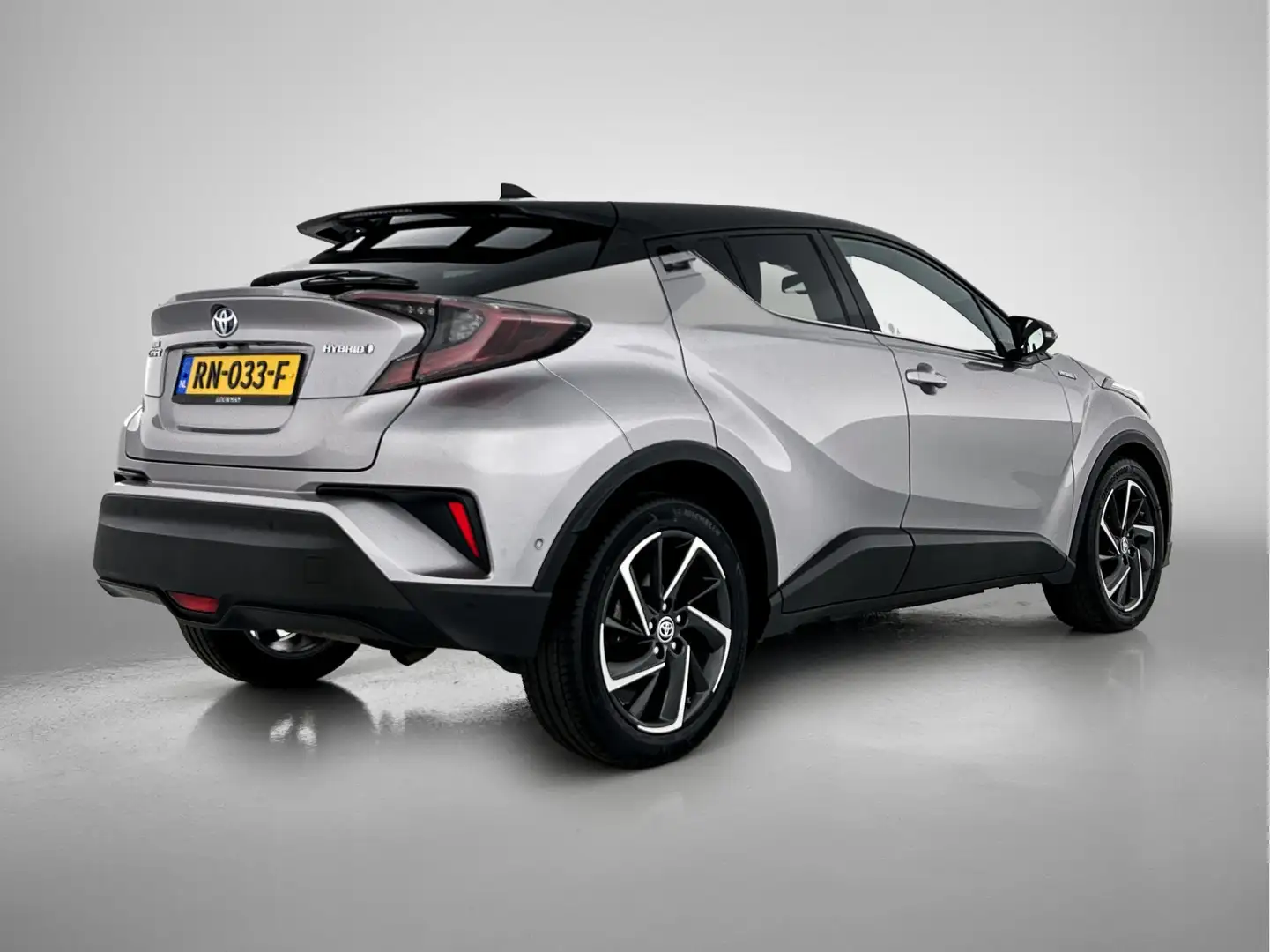 Toyota C-HR 1.8 Hybrid Bi-Tone Plus | Navigatie | LED | Ledere Grijs - 2