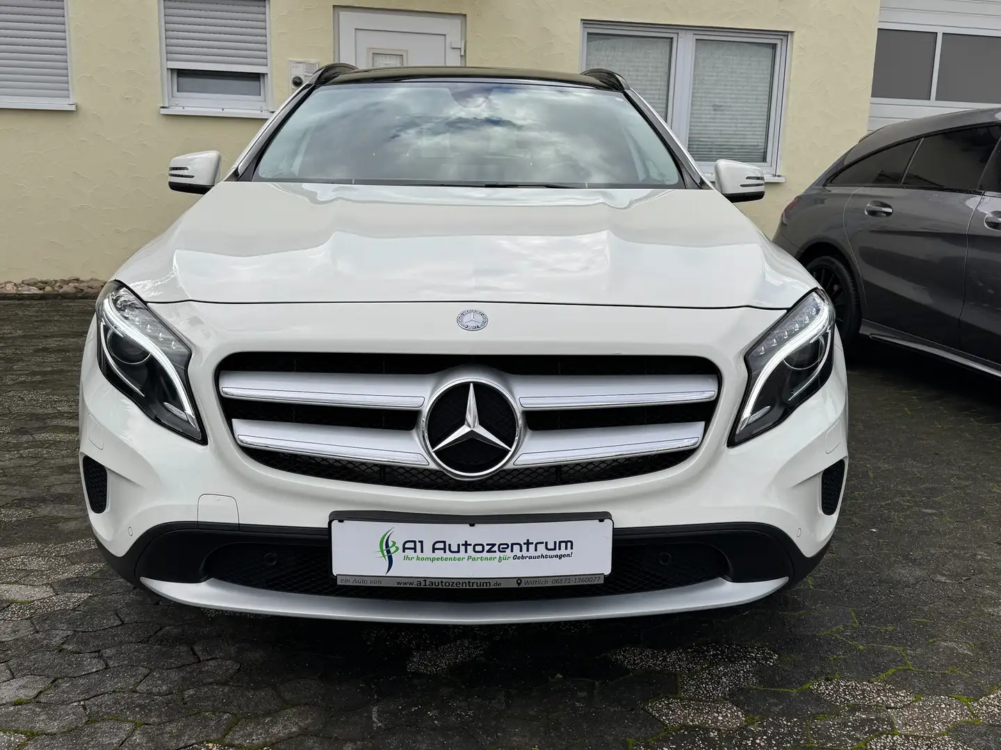 Mercedes-Benz GLA 200 7G-DCT Style Navi Panorama Sitzheizung LED Xenon Weiß - 2