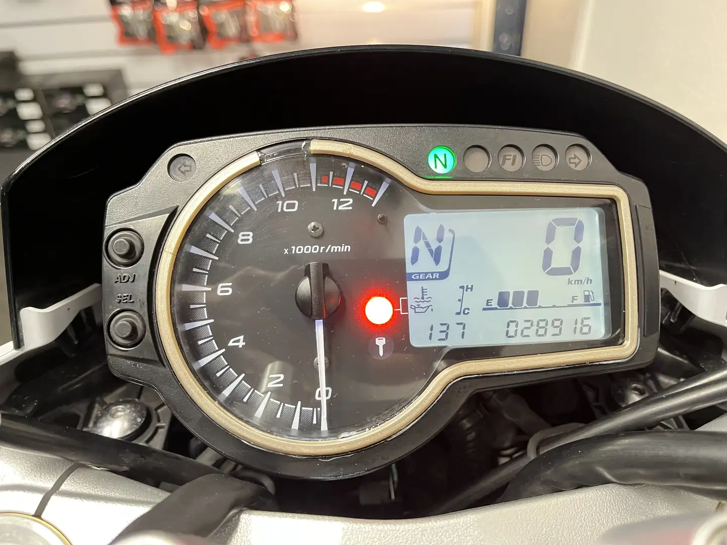 Suzuki GSR 750 Wit - 2