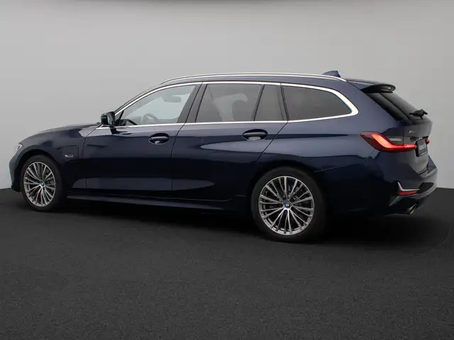 BMW 3 Series view 10