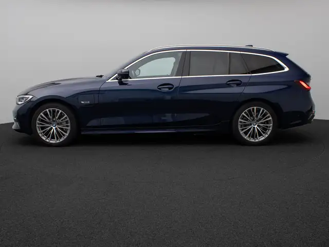 BMW 3 Series view 11
