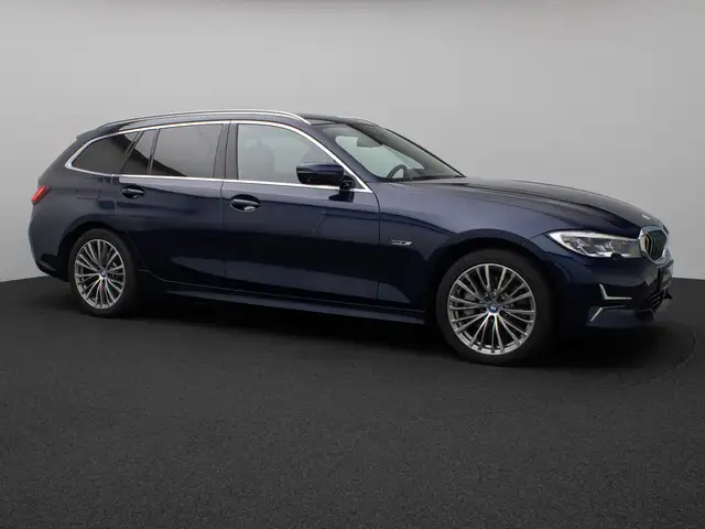 BMW 3 Series view 4