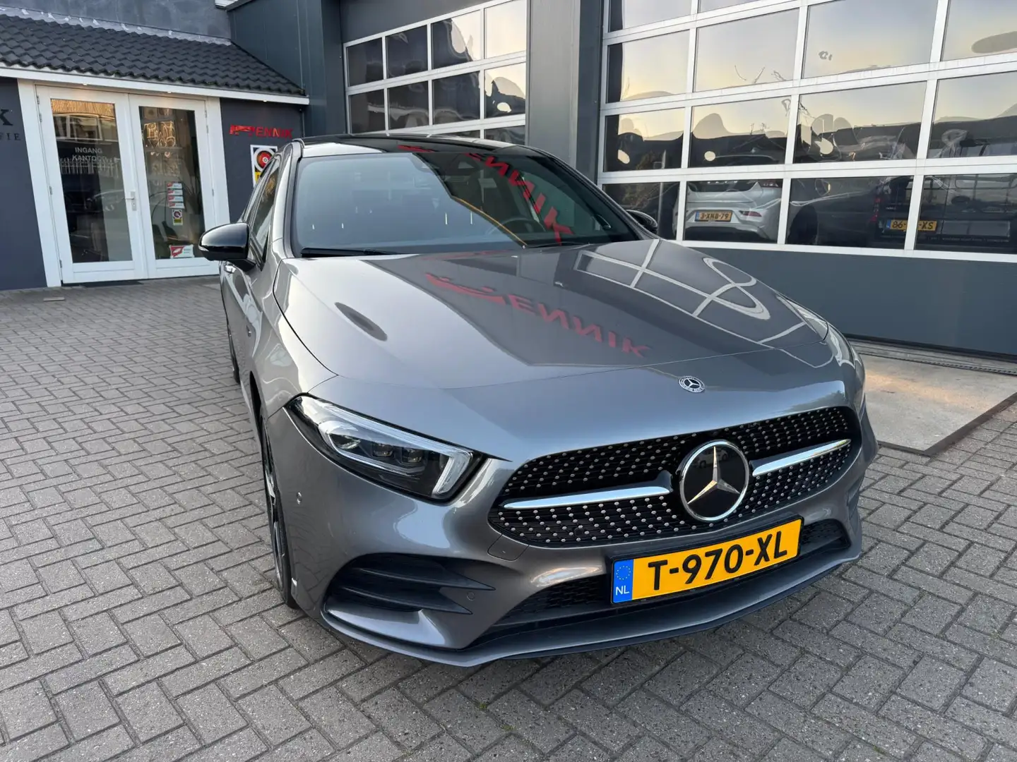 Mercedes-Benz A 250 e Advantage AMG / Pano / Burmeister / Sfeer / Head Grijs - 2