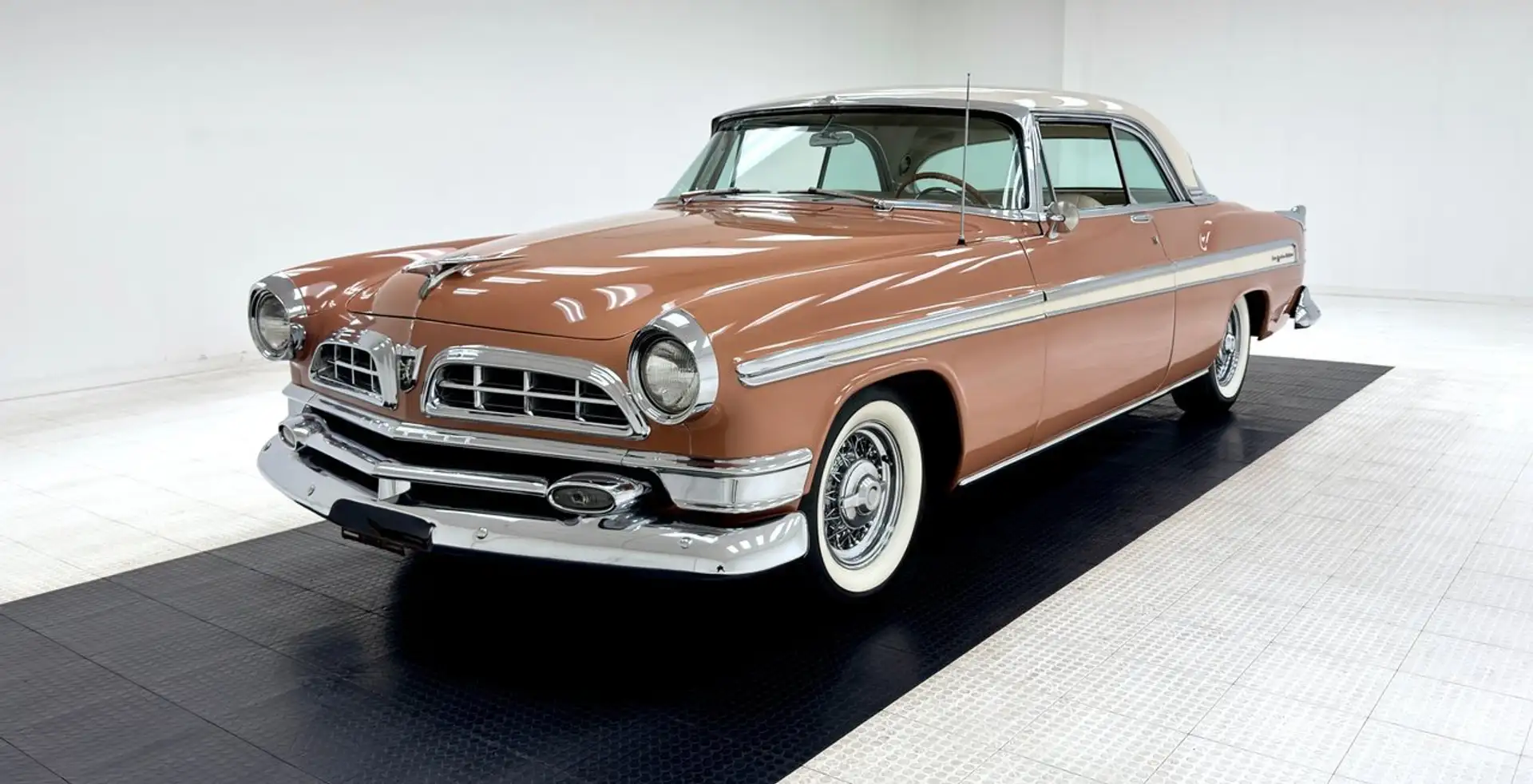 Chrysler New Yorker Deluxe Hardtop Gold - 1