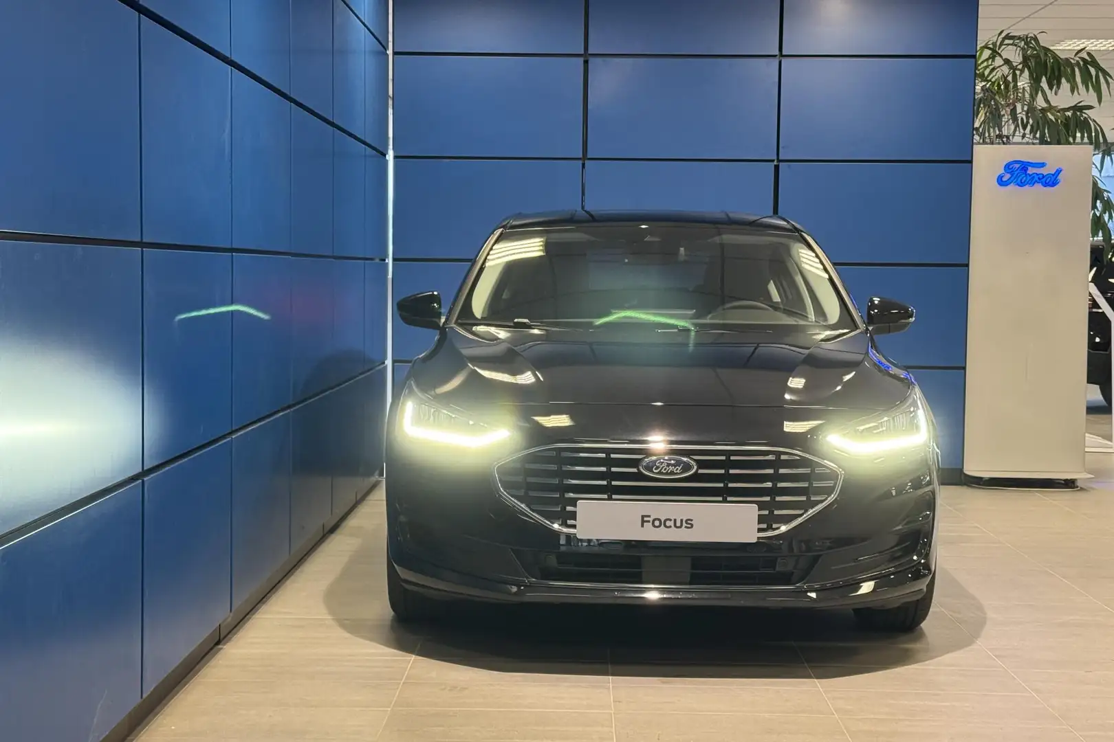 Ford Focus 1.0 EcoBoost Hybrid Titanium RIJKLAAR  Ruim 6000 e Zwart - 2