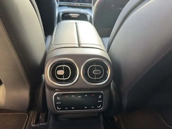 Mercedes-Benz GLC 2024, foto 12