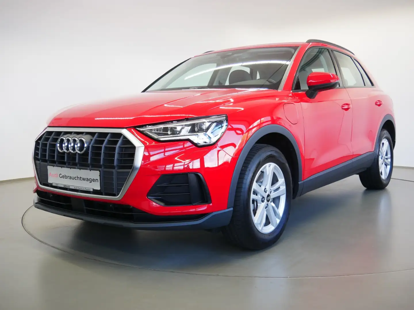 Audi Q3 45 TFSI e S tro. MATRIX virt. Cock.+ NAVI+ Rood - 2