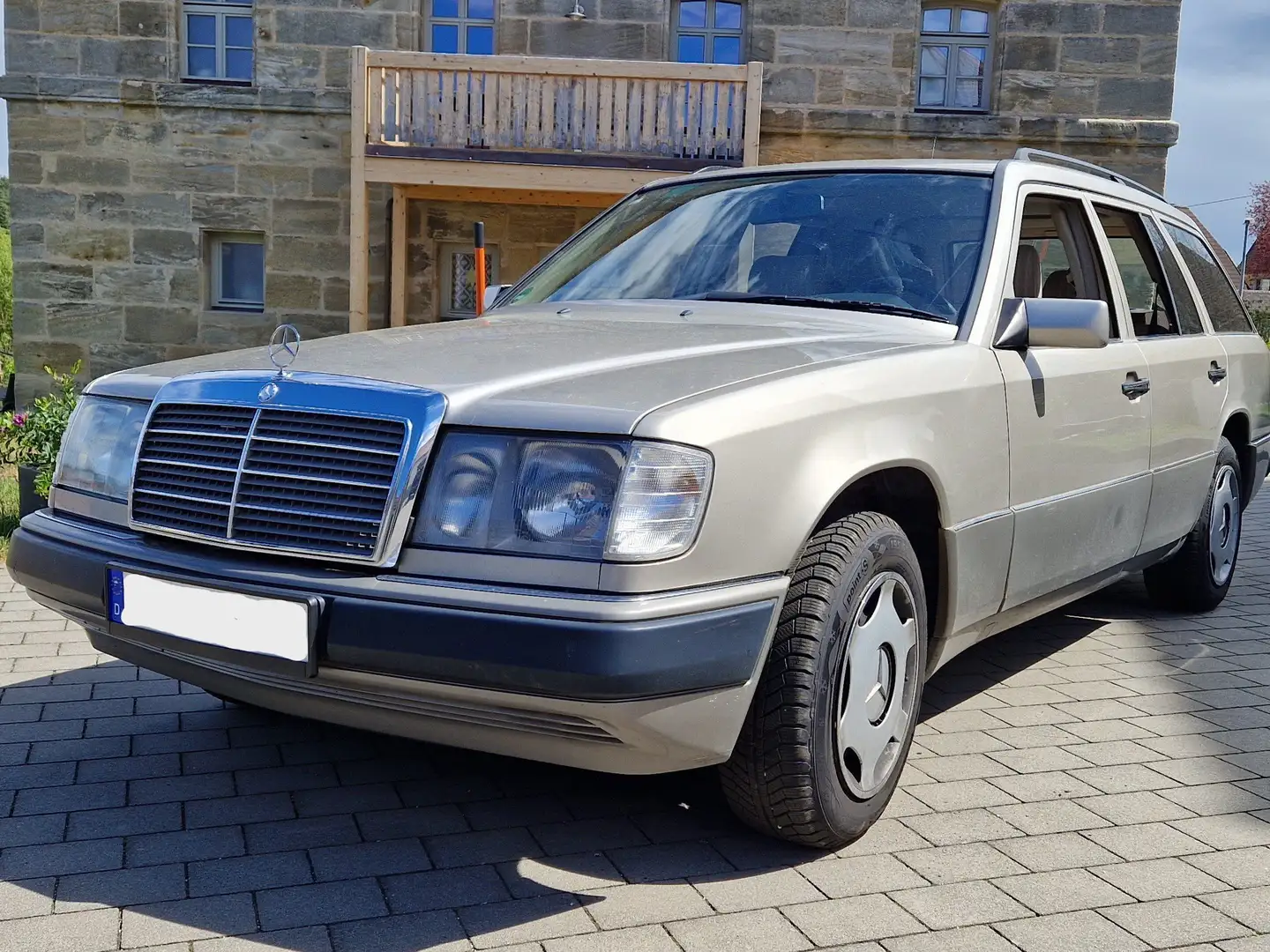 Mercedes-Benz E 200 Oldtimer Бежевый  - 1