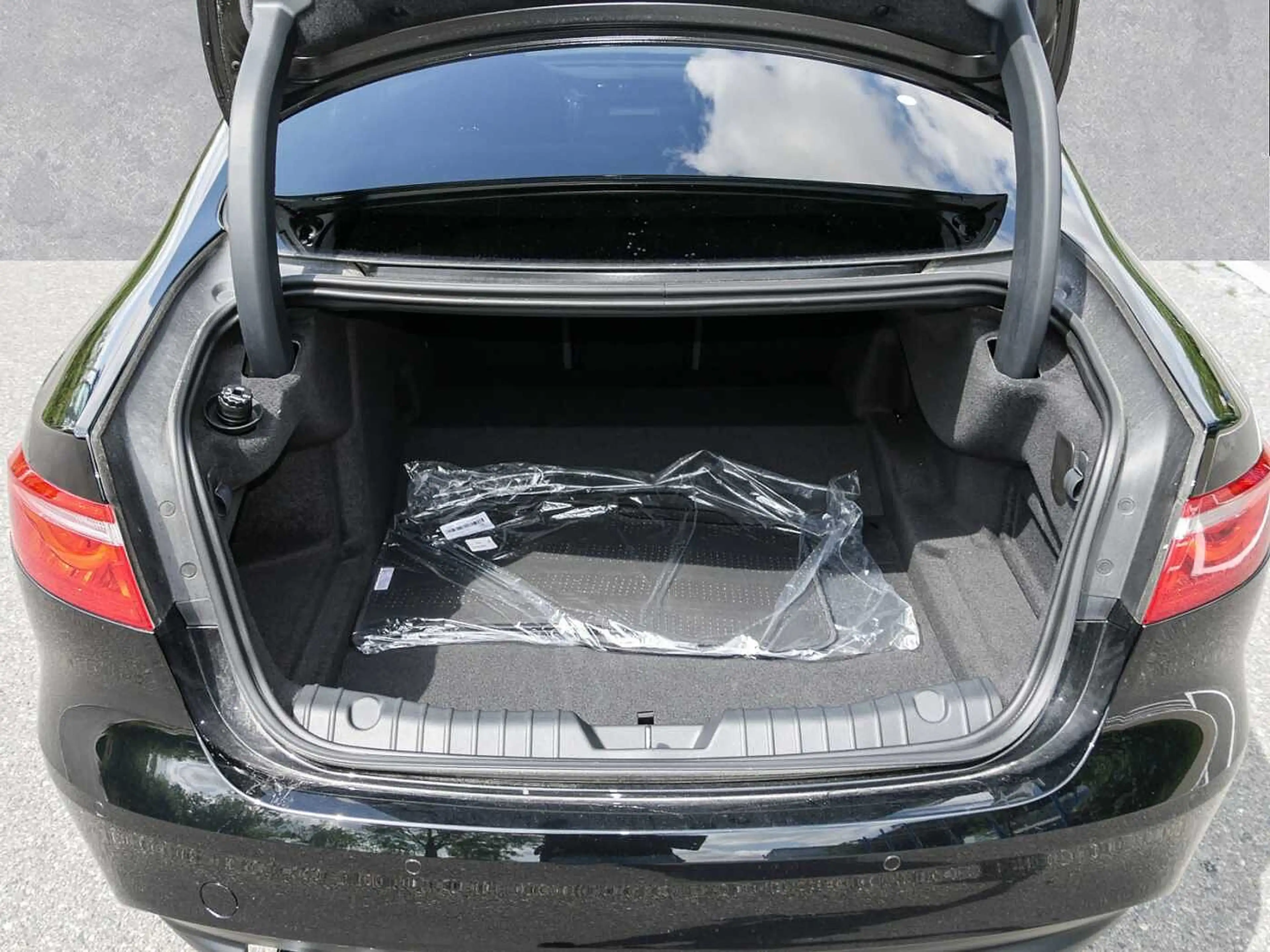 Jaguar XF 20d Aut. R-Sport Ingenium Edition — photo 11