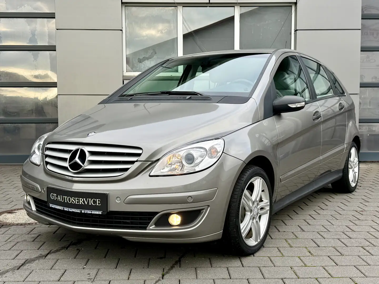 Mercedes-Benz B 170 Navi/PTS/Sitzhzg./Klimaauto/8-fach bereift Grau - 1