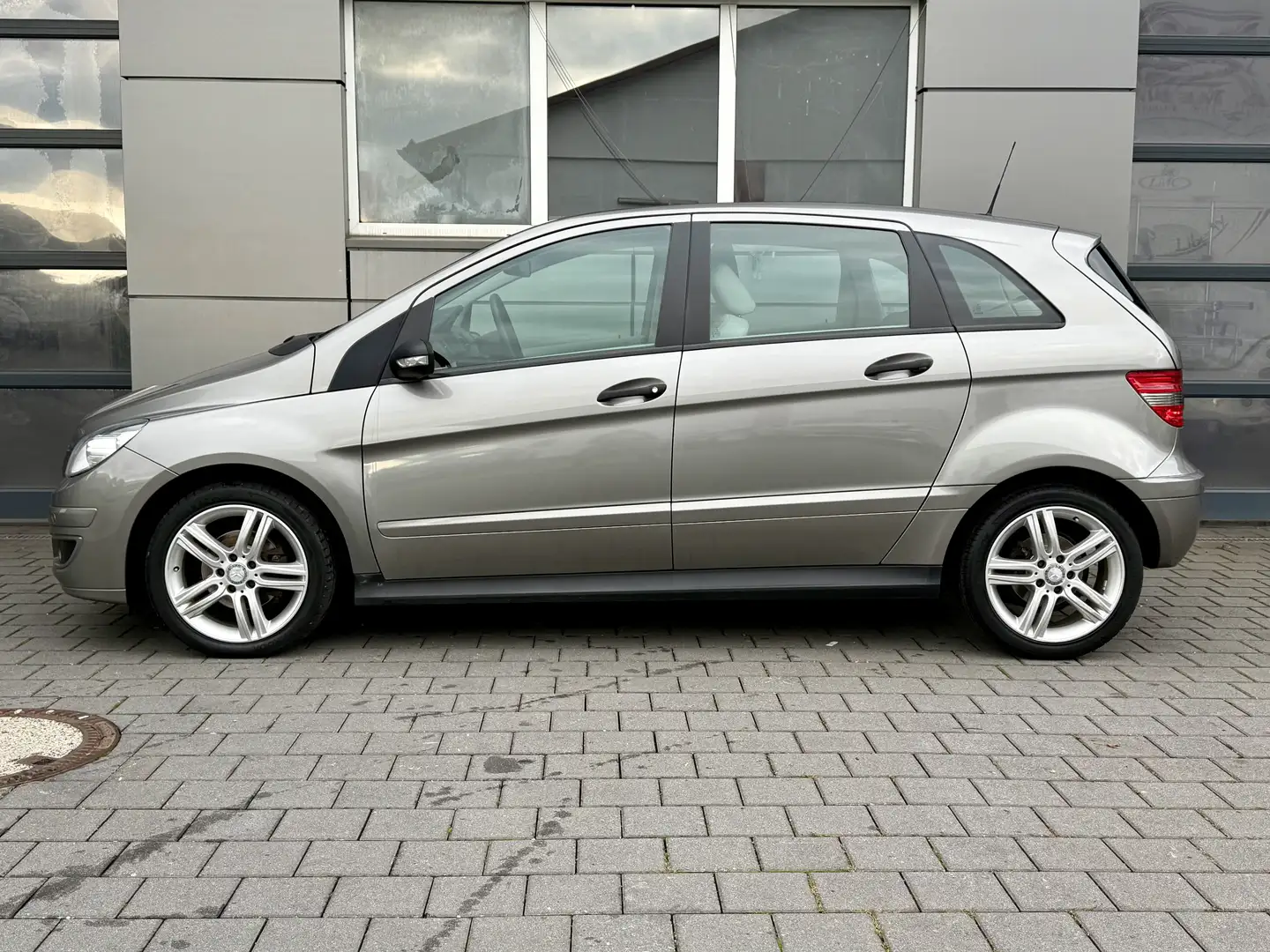 Mercedes-Benz B 170 Navi/PTS/Sitzhzg./Klimaauto/8-fach bereift Grau - 2