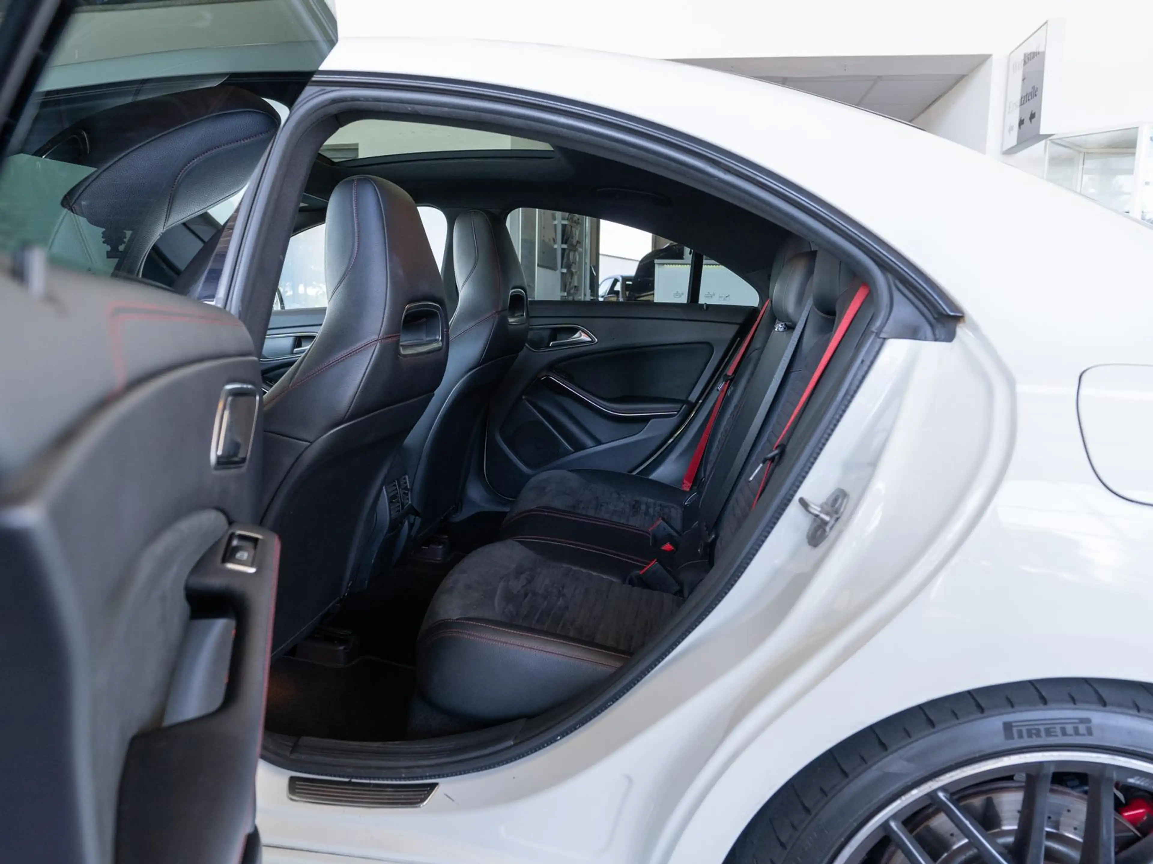 Mercedes-Benz CLA 45 AMG *1.HAND*SPORT-ABGAS*PANO*NIGHT*RFK* — photo 10