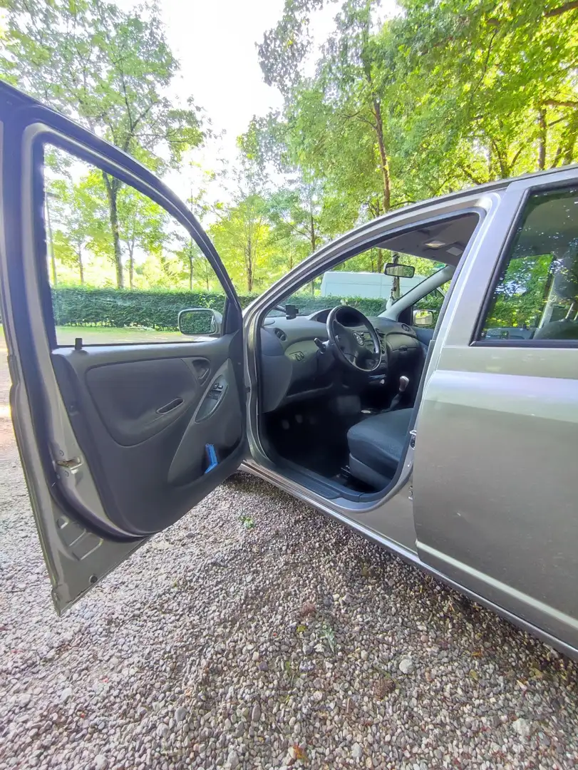 Toyota Yaris 1.3 VVT-i Terra Gris - 2