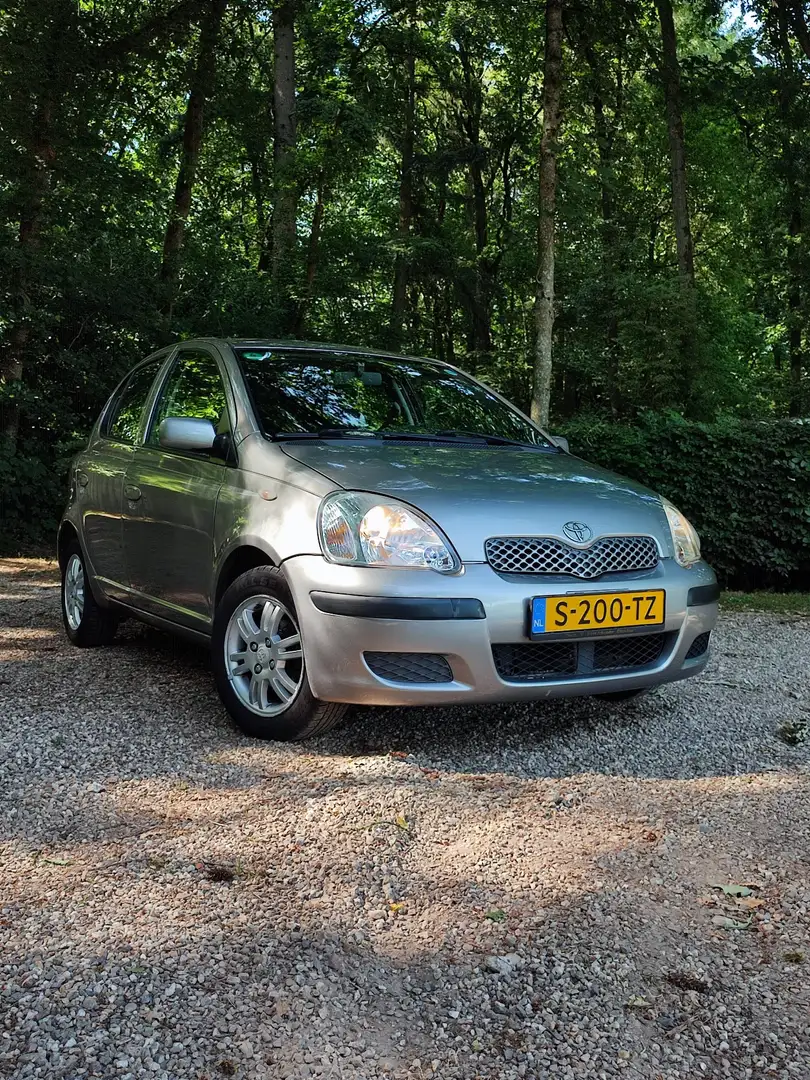 Toyota Yaris 1.3 VVT-i Terra Gris - 1