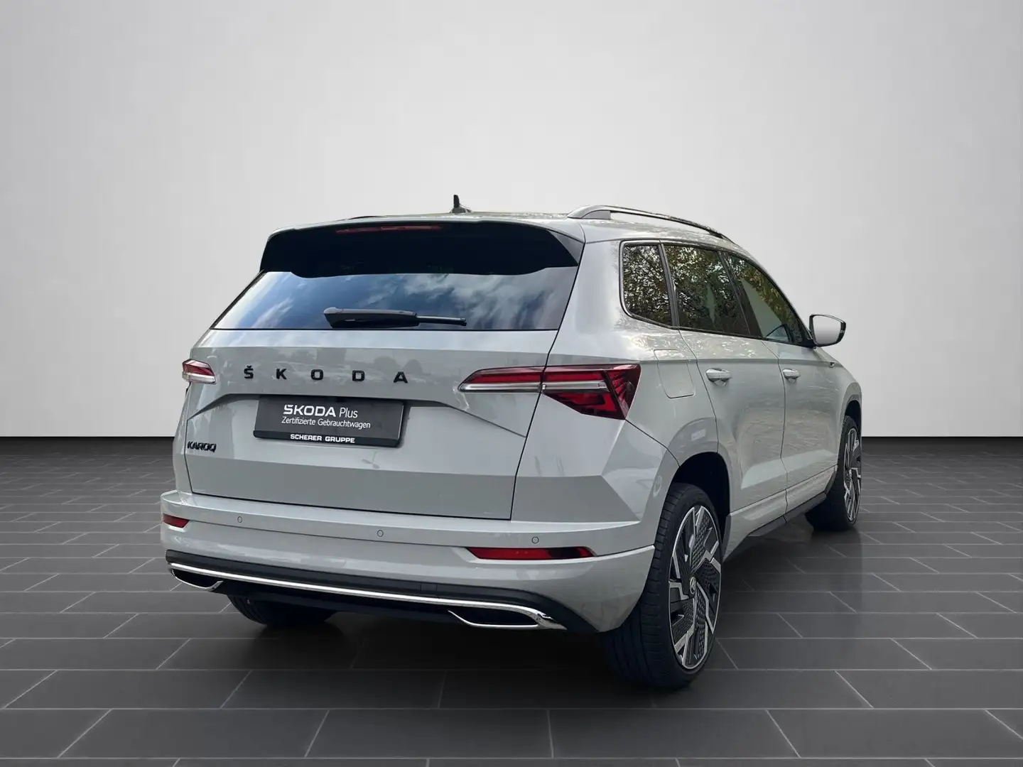 Skoda Karoq 1.5 TSI ACT Sportline Navi, Pano, AHK, RFK Grau - 2