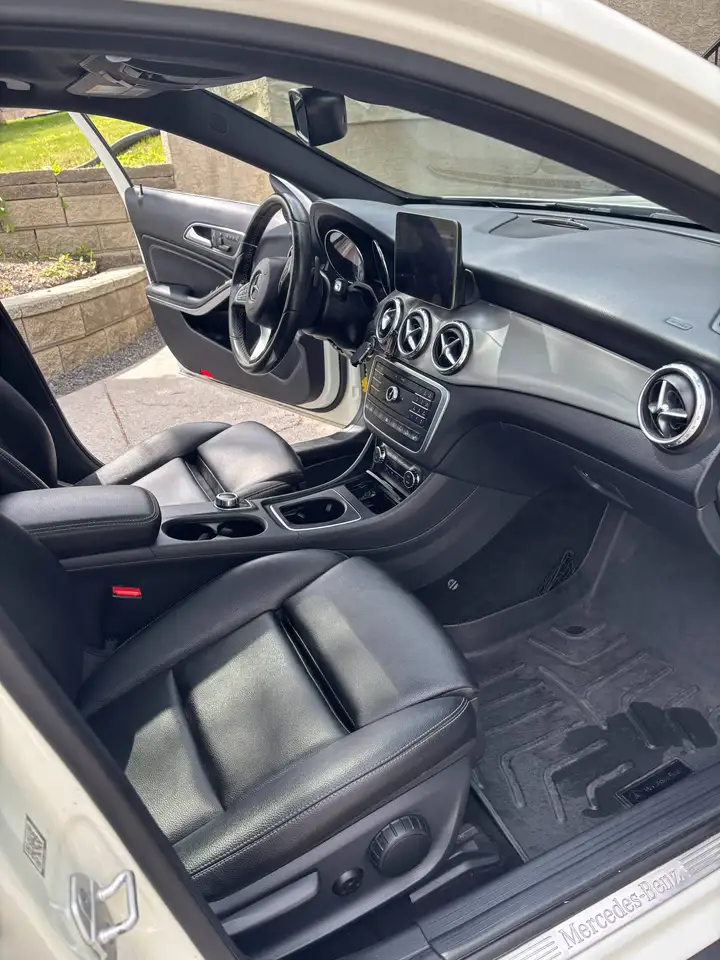 Mercedes-Benz GLA снимка Mercedes-Benz GLA
