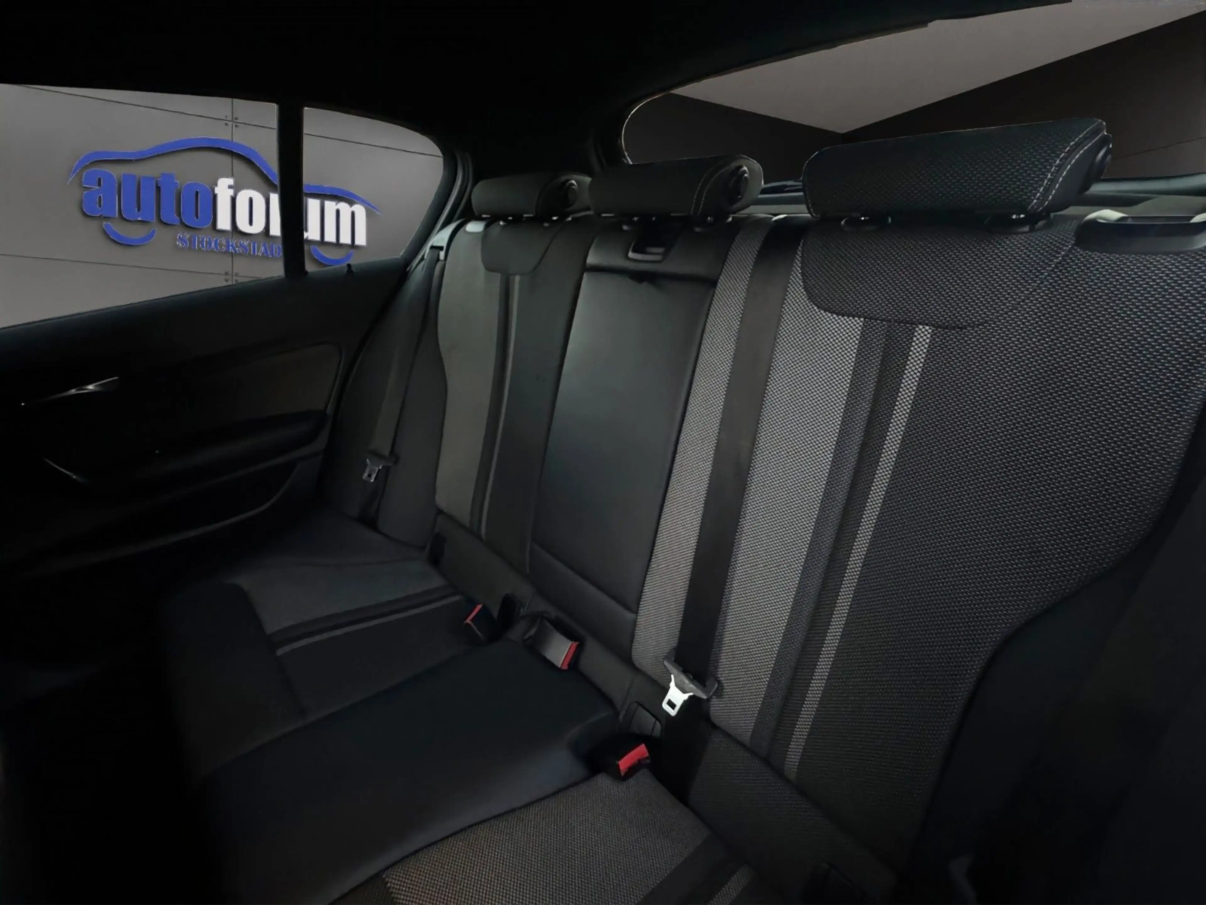 BMW 118 i Urban Line NAVI°LED°KAMERA°SHZ°KEYLESS — photo 14