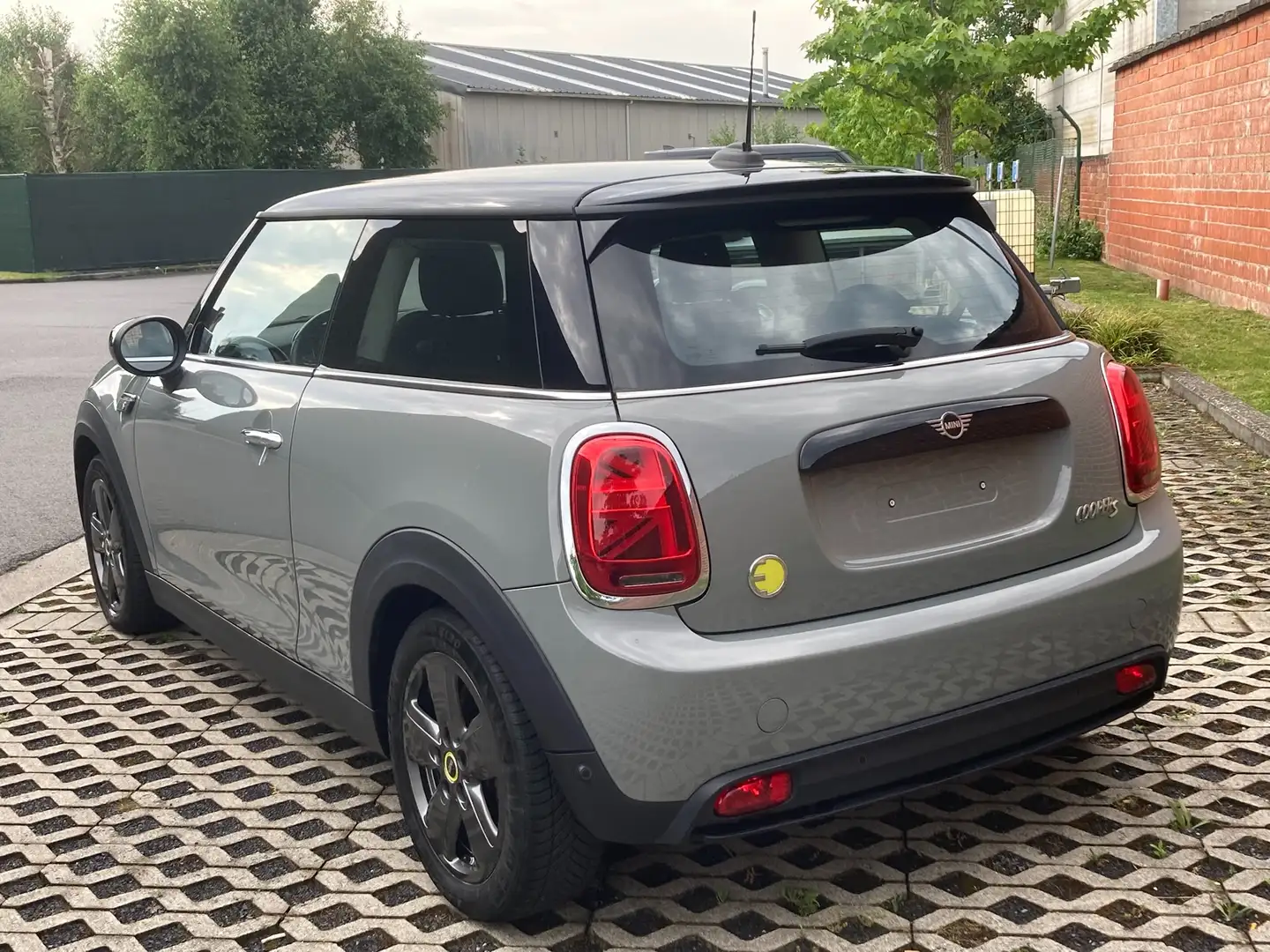 MINI Cooper SE e-Mini 28.9 kWh - Model 2022 Grijs - 2