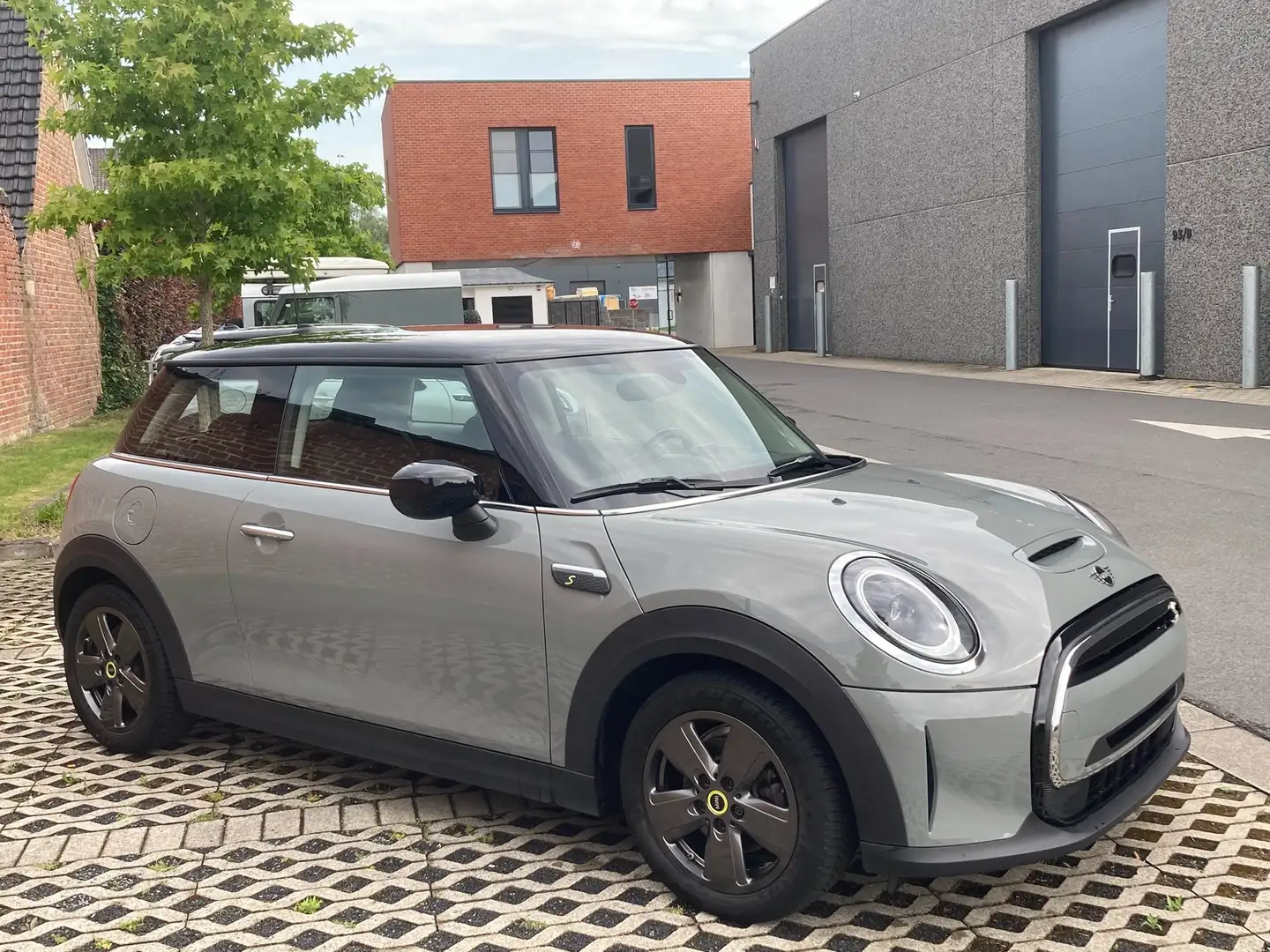 MINI Cooper SE e-Mini 28.9 kWh - Model 2022 Grijs - 1